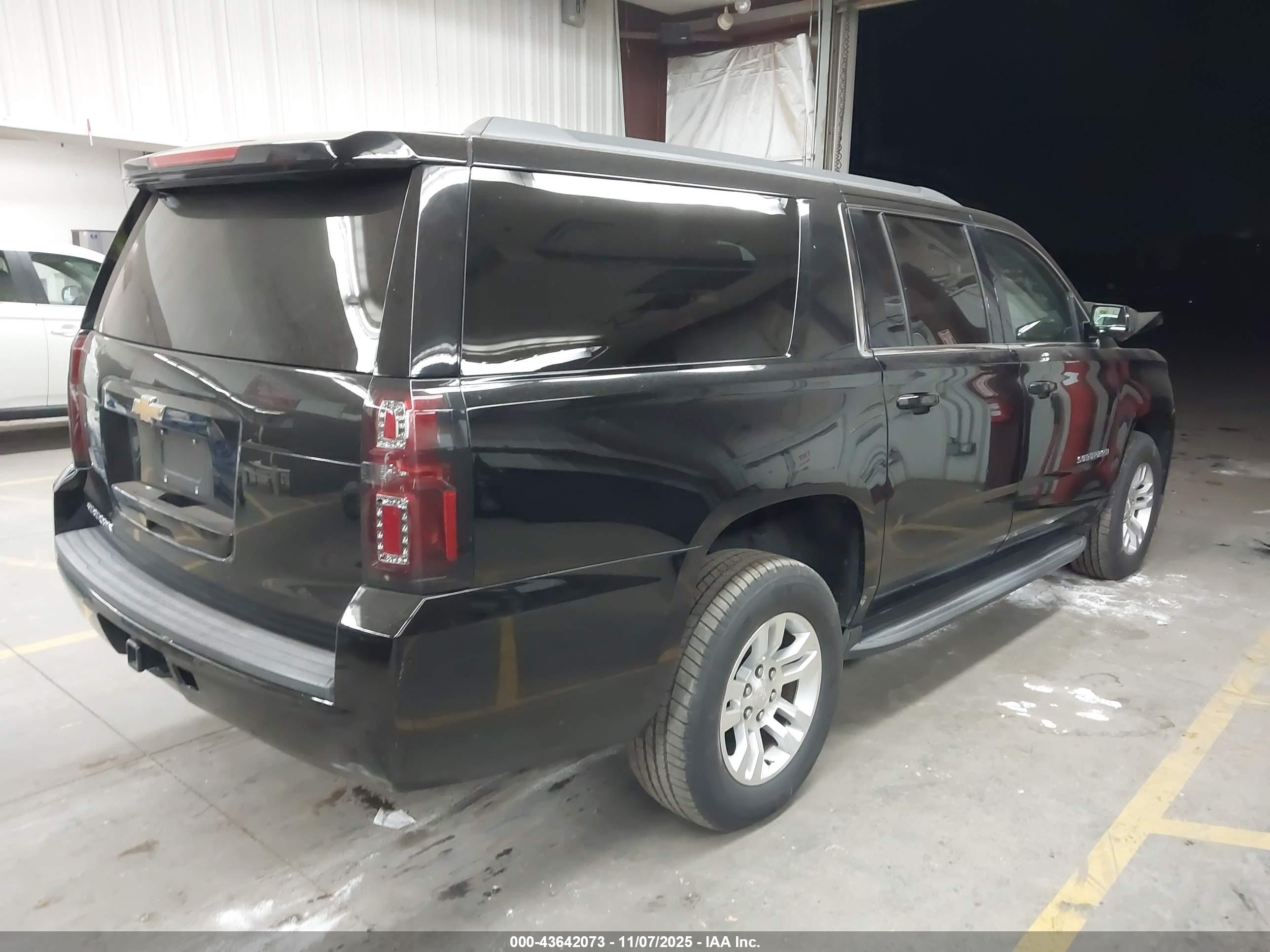 CHEVROLET SUBURBAN image 4