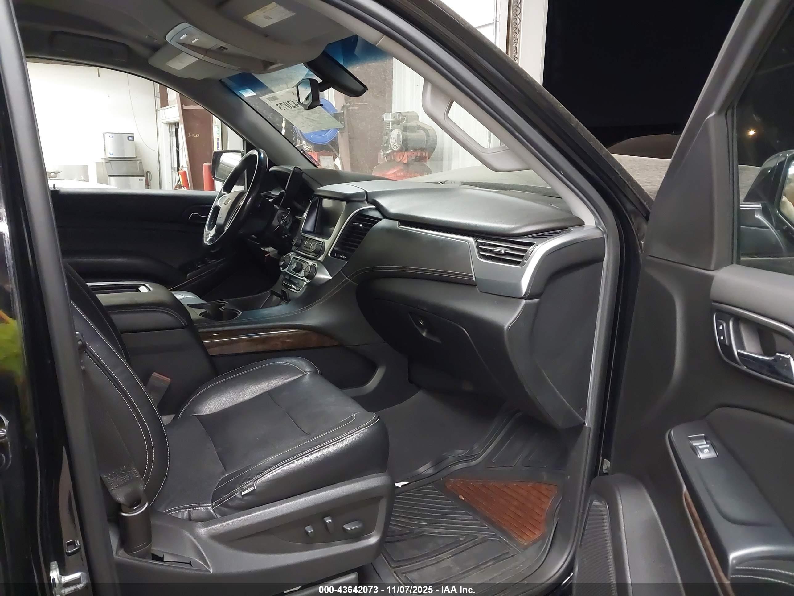 CHEVROLET SUBURBAN image 5