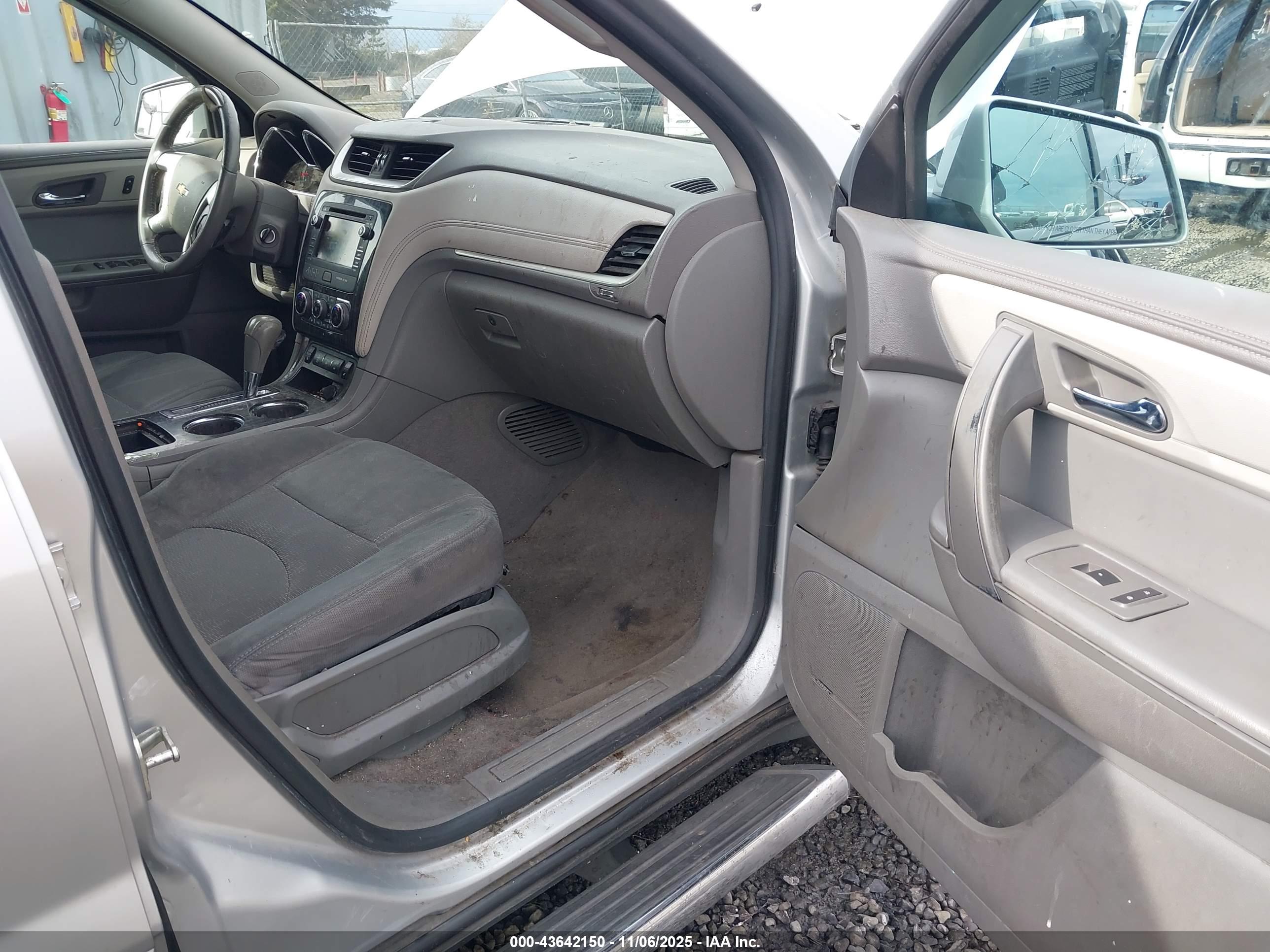 CHEVROLET TRAVERSE image 5