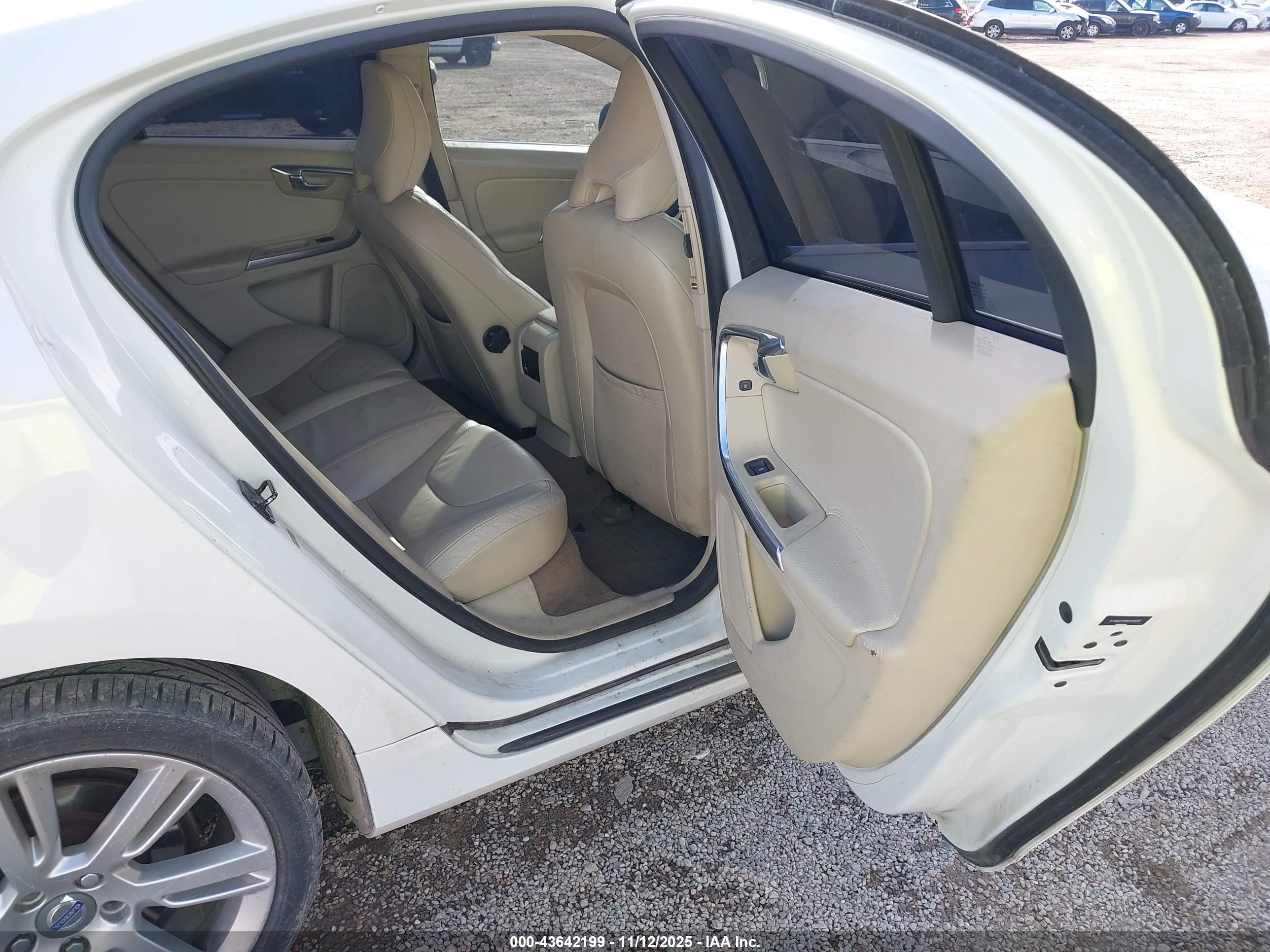 VOLVO S60 image 8