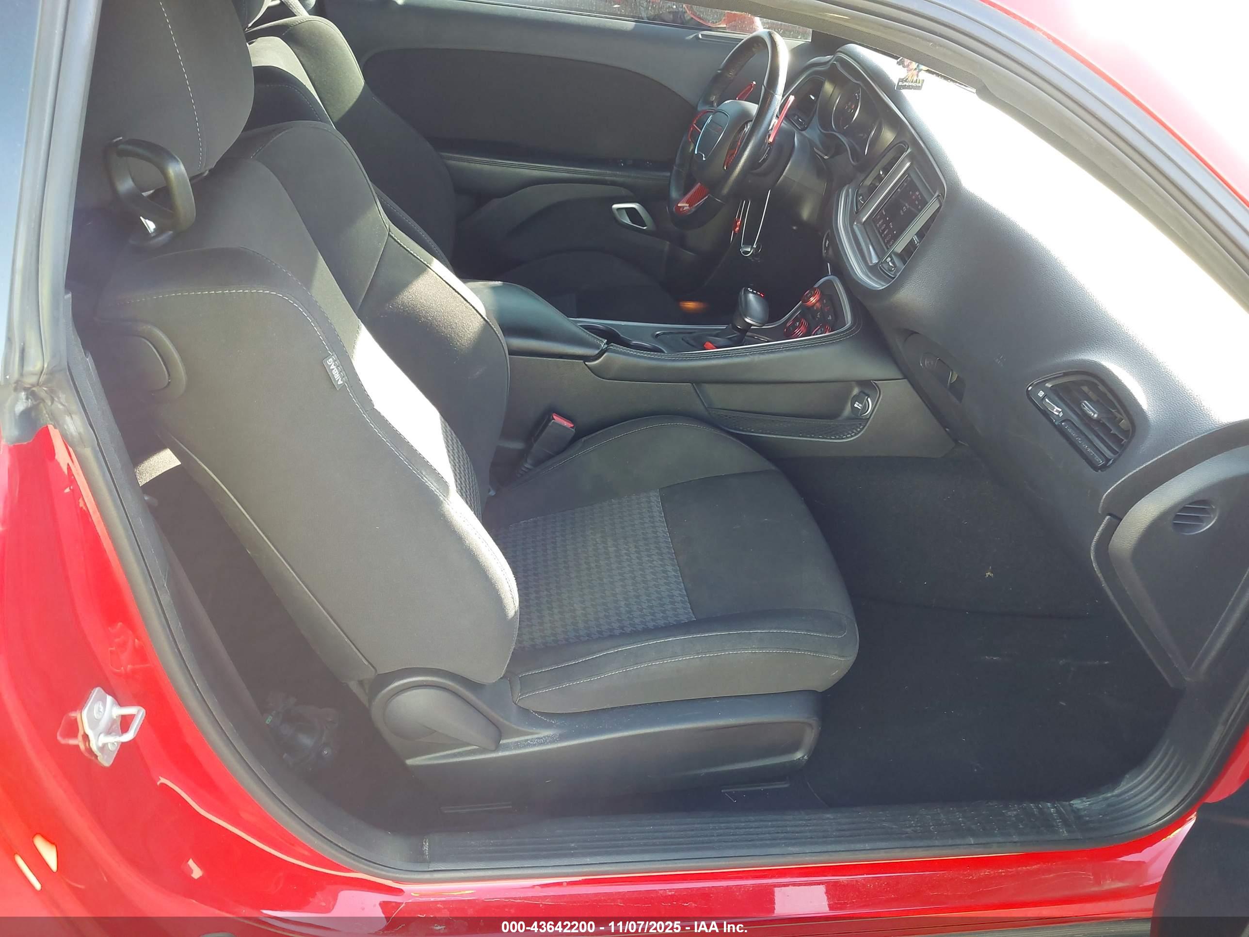 DODGE CHALLENGER image 5