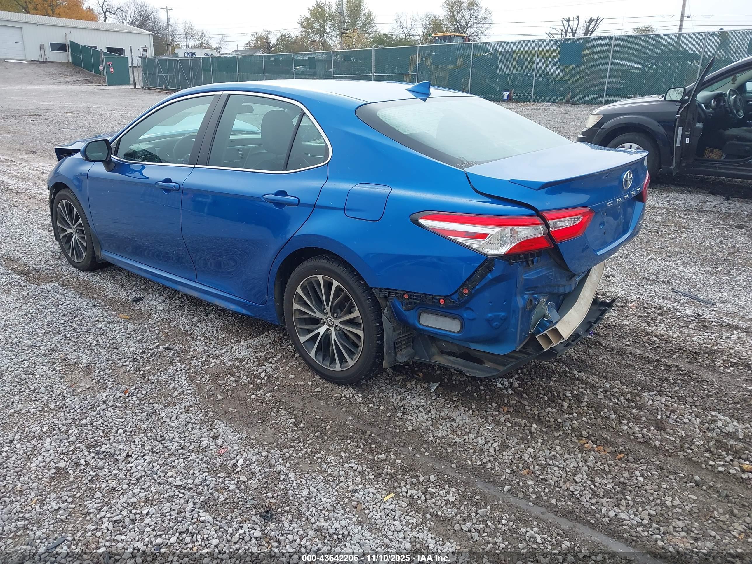 TOYOTA CAMRY image 3