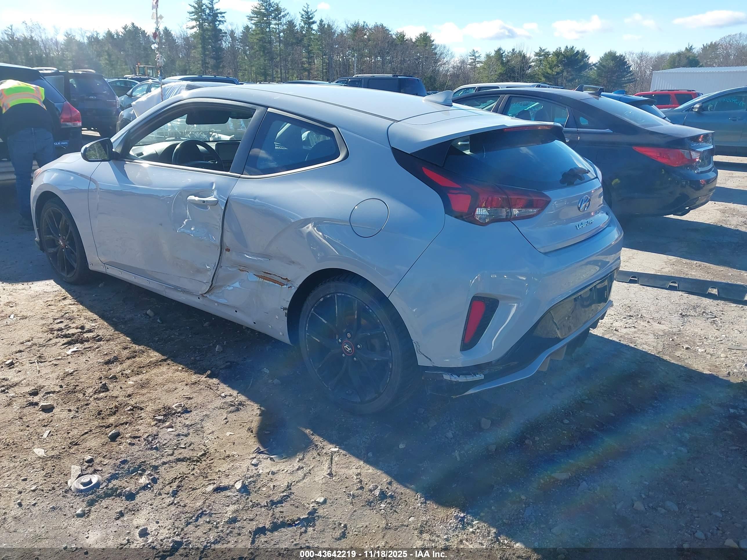 HYUNDAI VELOSTER image 3