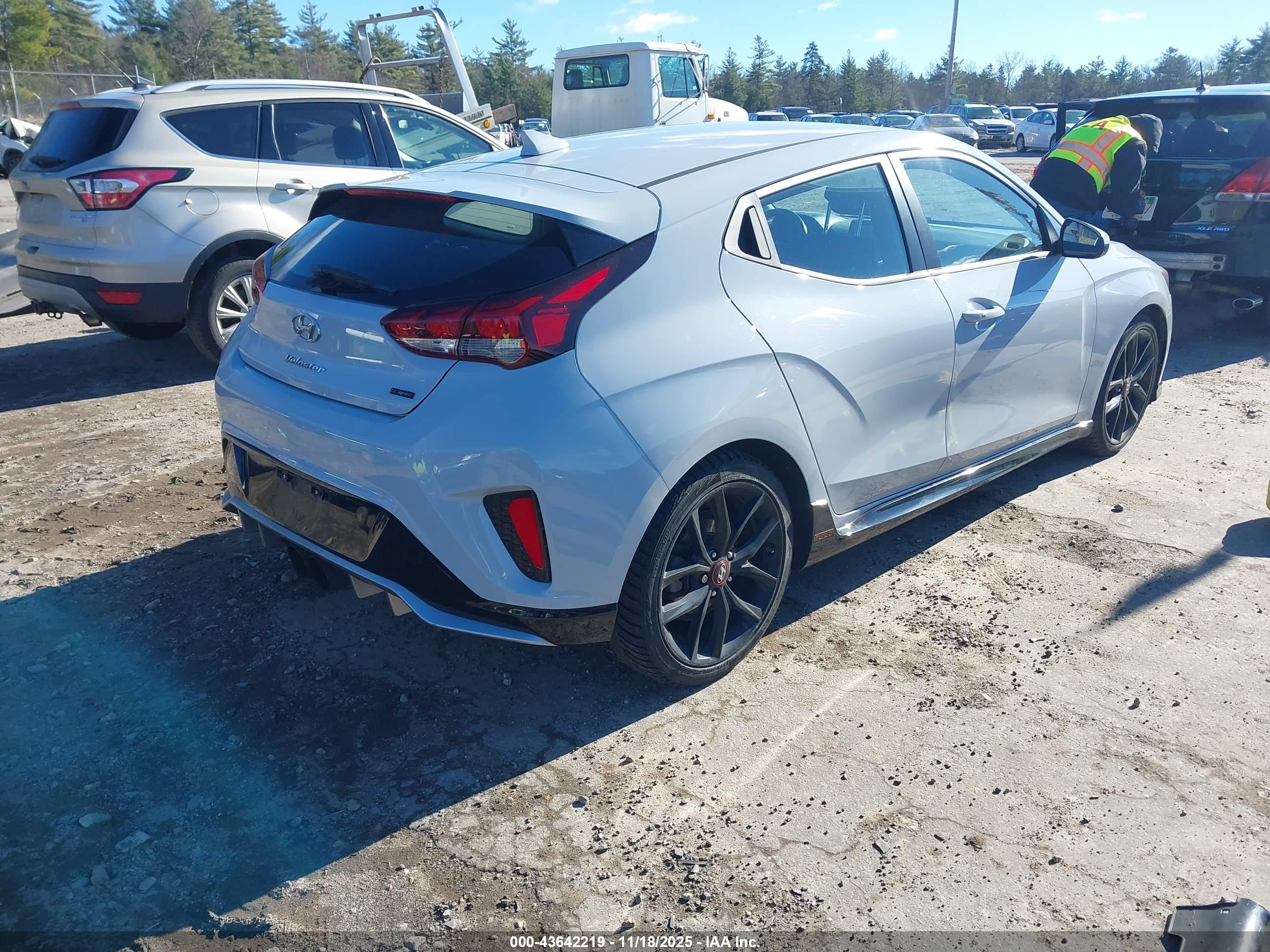 HYUNDAI VELOSTER image 4