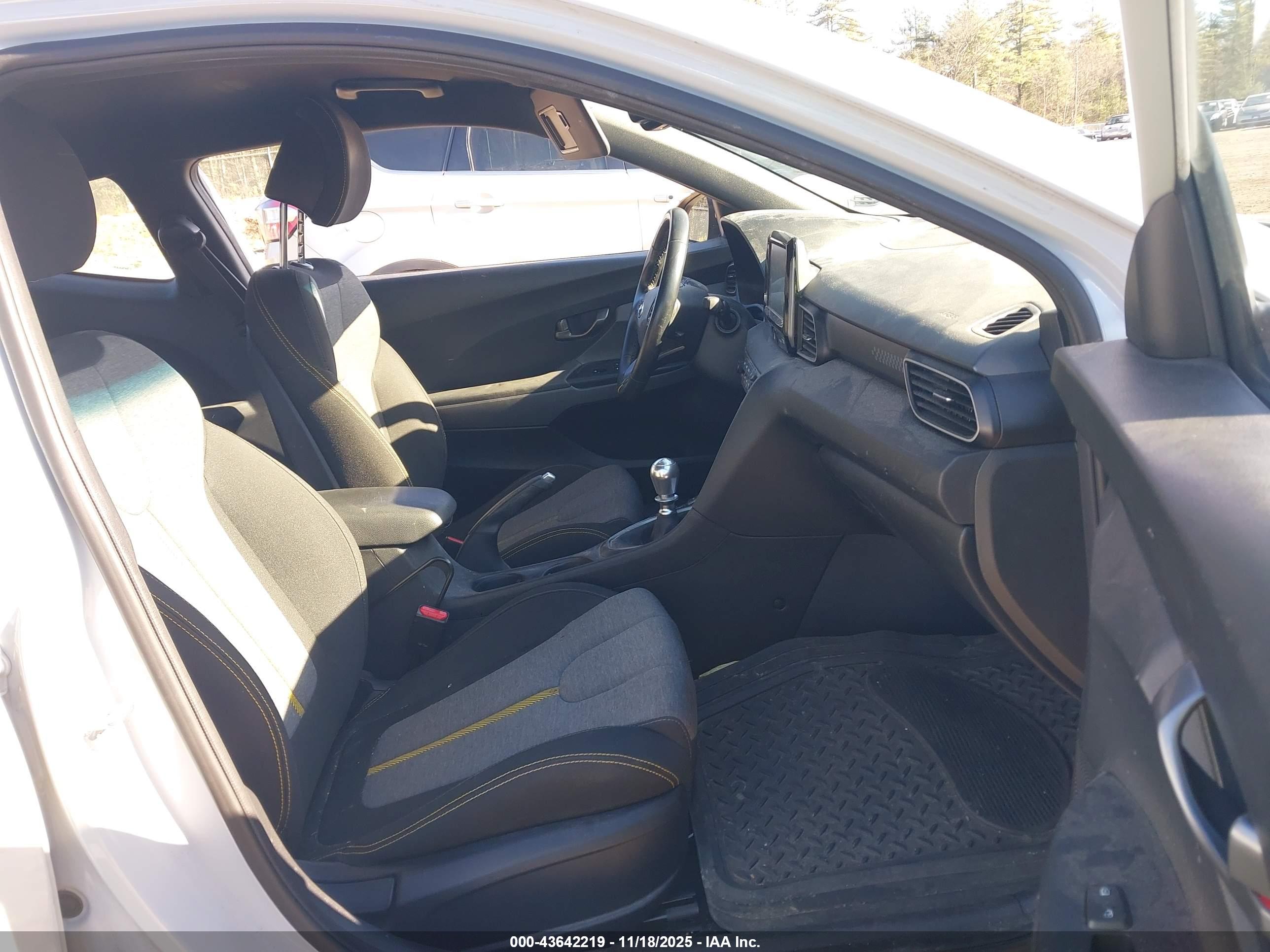 HYUNDAI VELOSTER image 5