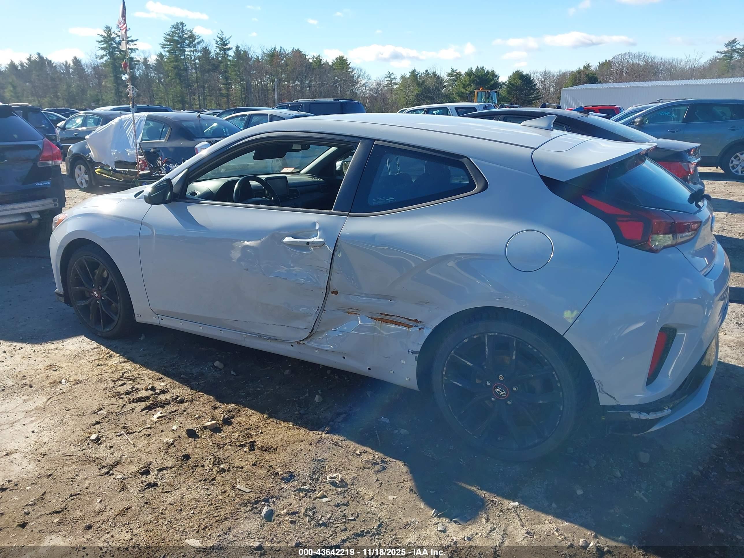 HYUNDAI VELOSTER image 6