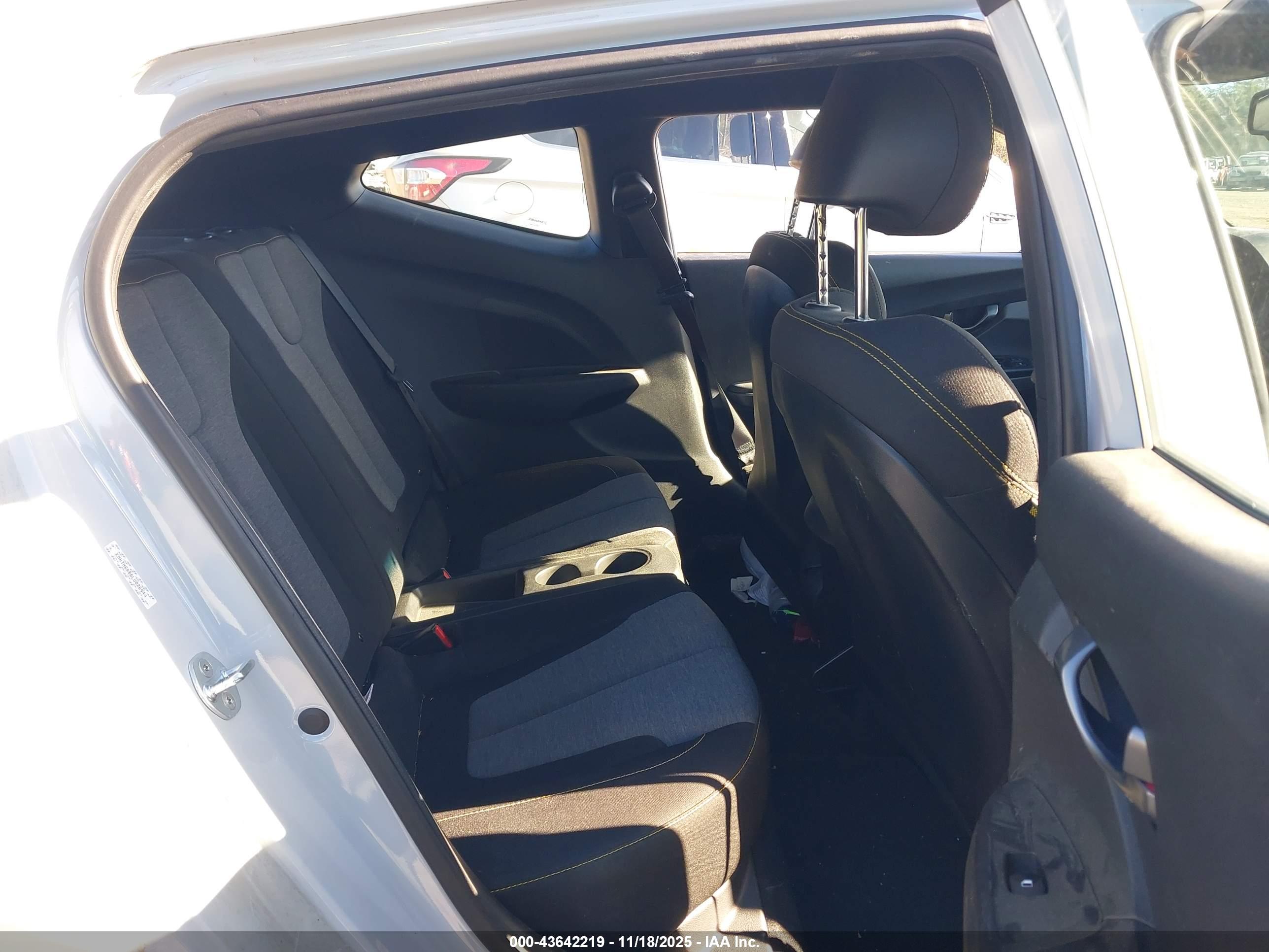 HYUNDAI VELOSTER image 8