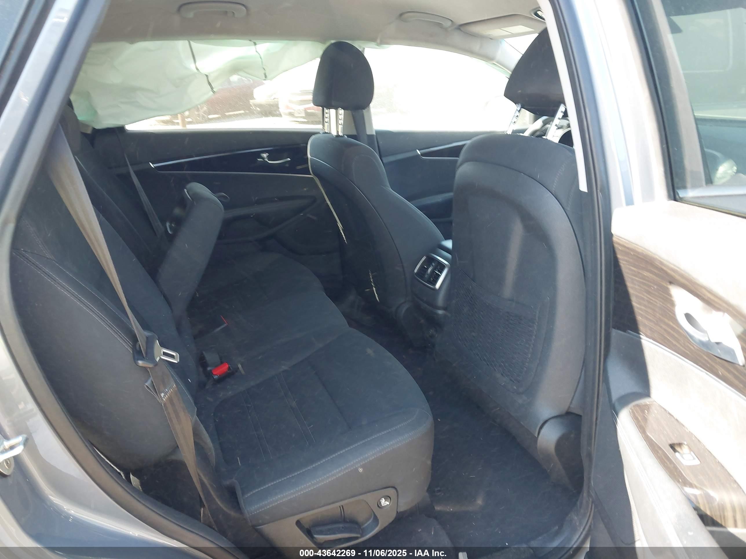 KIA SORENTO image 8