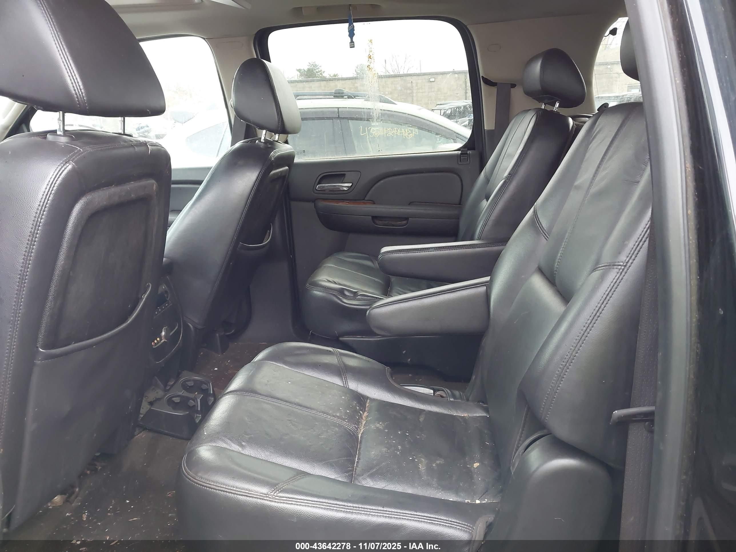 CHEVROLET SUBURBAN image 8