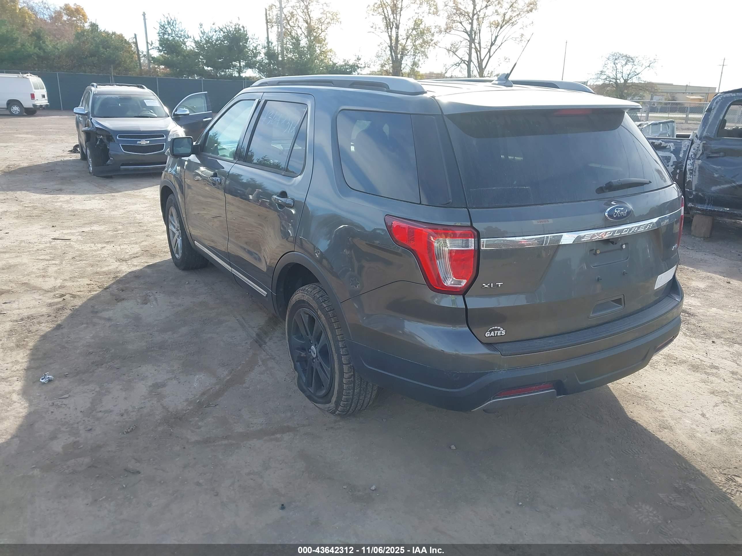 FORD EXPLORER image 3