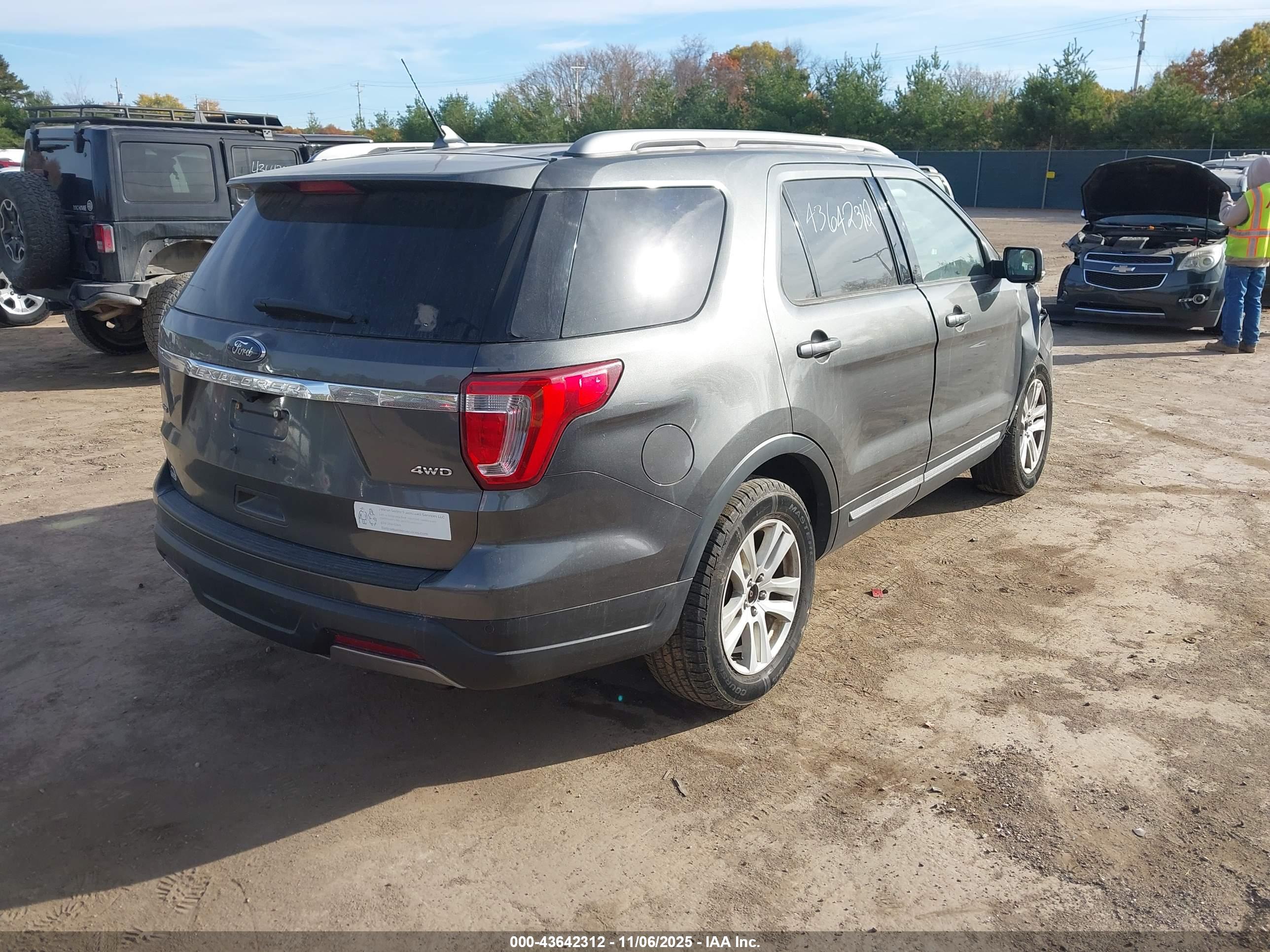 FORD EXPLORER image 4