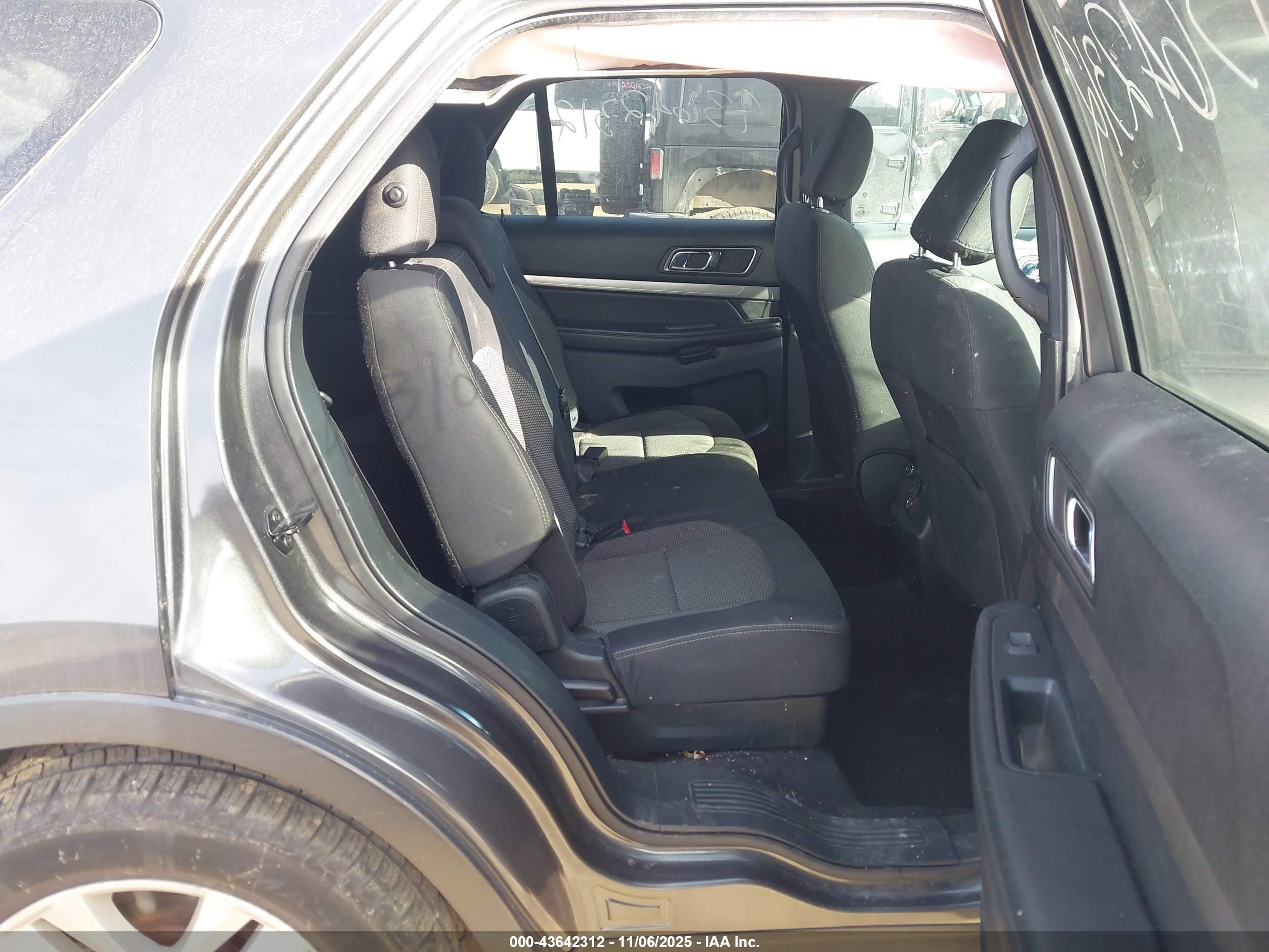 FORD EXPLORER image 8
