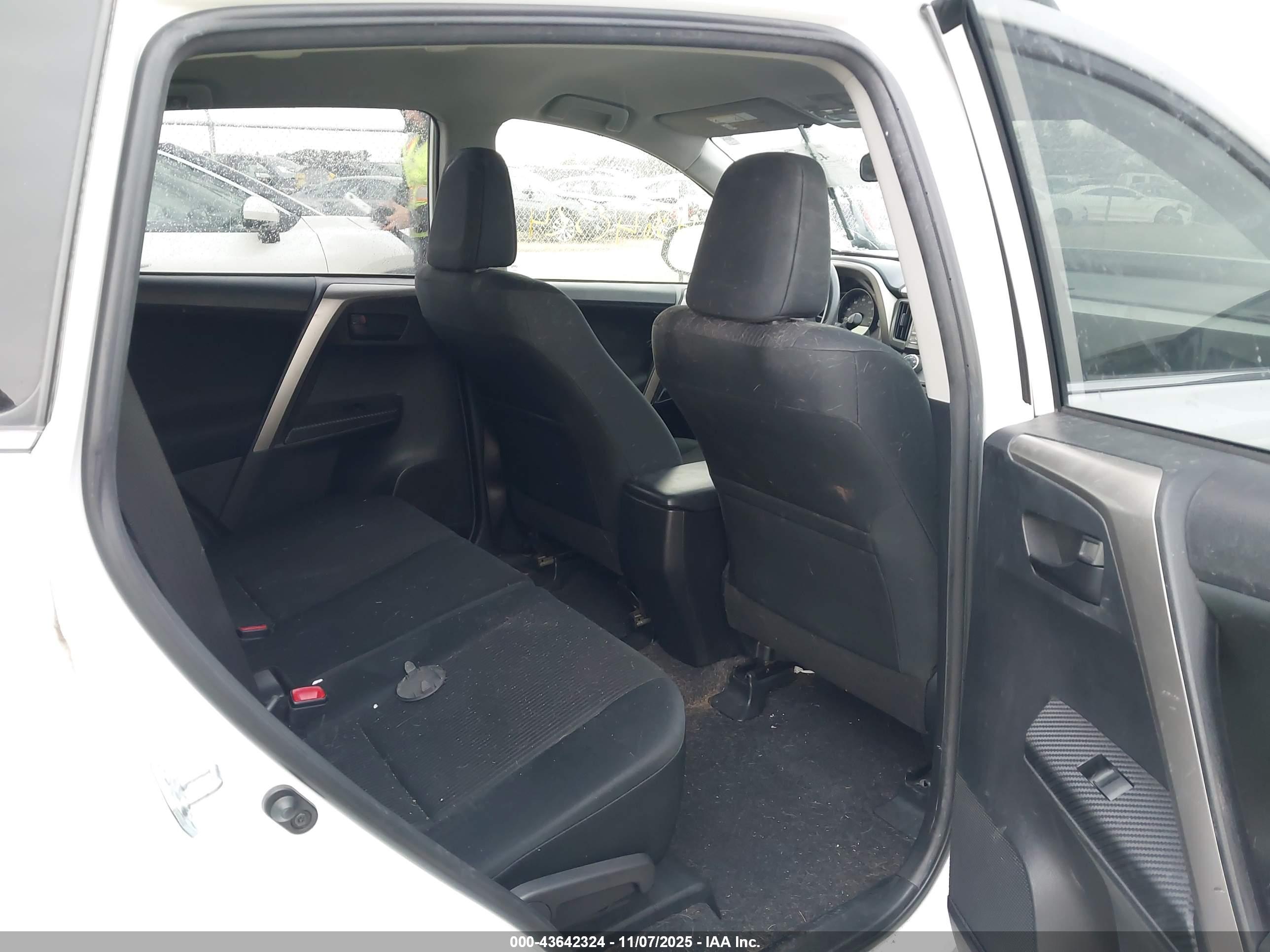 TOYOTA RAV4 image 8