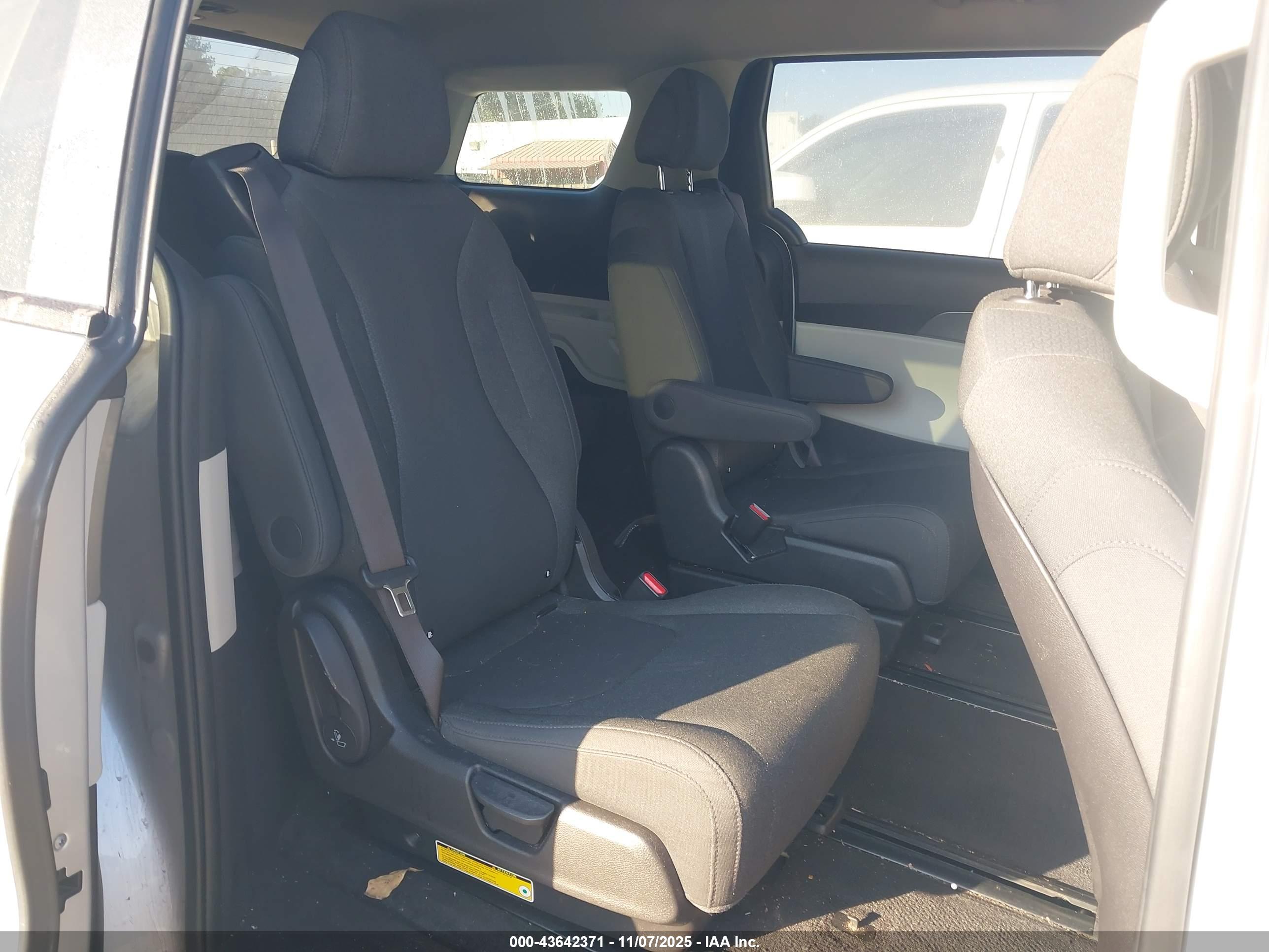 KIA CARNIVAL image 8