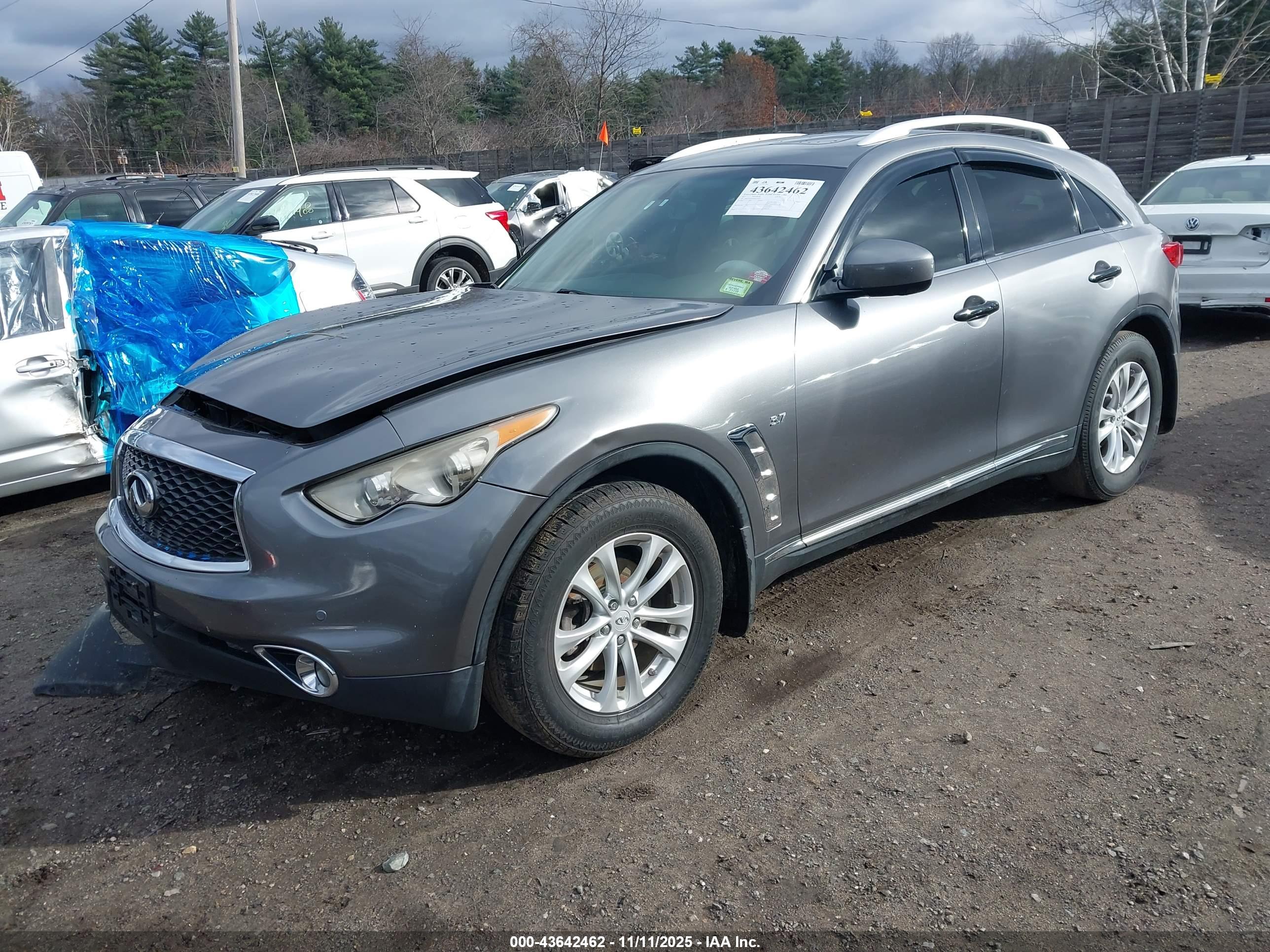INFINITI QX70 image 2