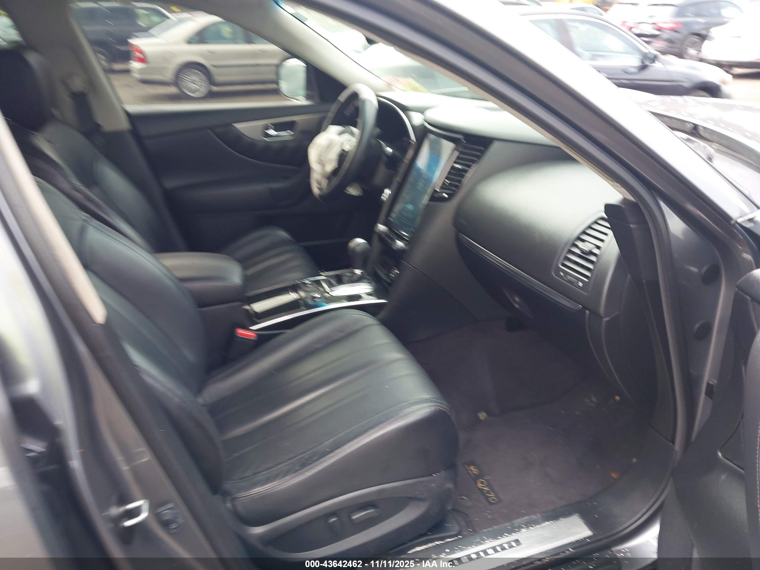INFINITI QX70 image 5