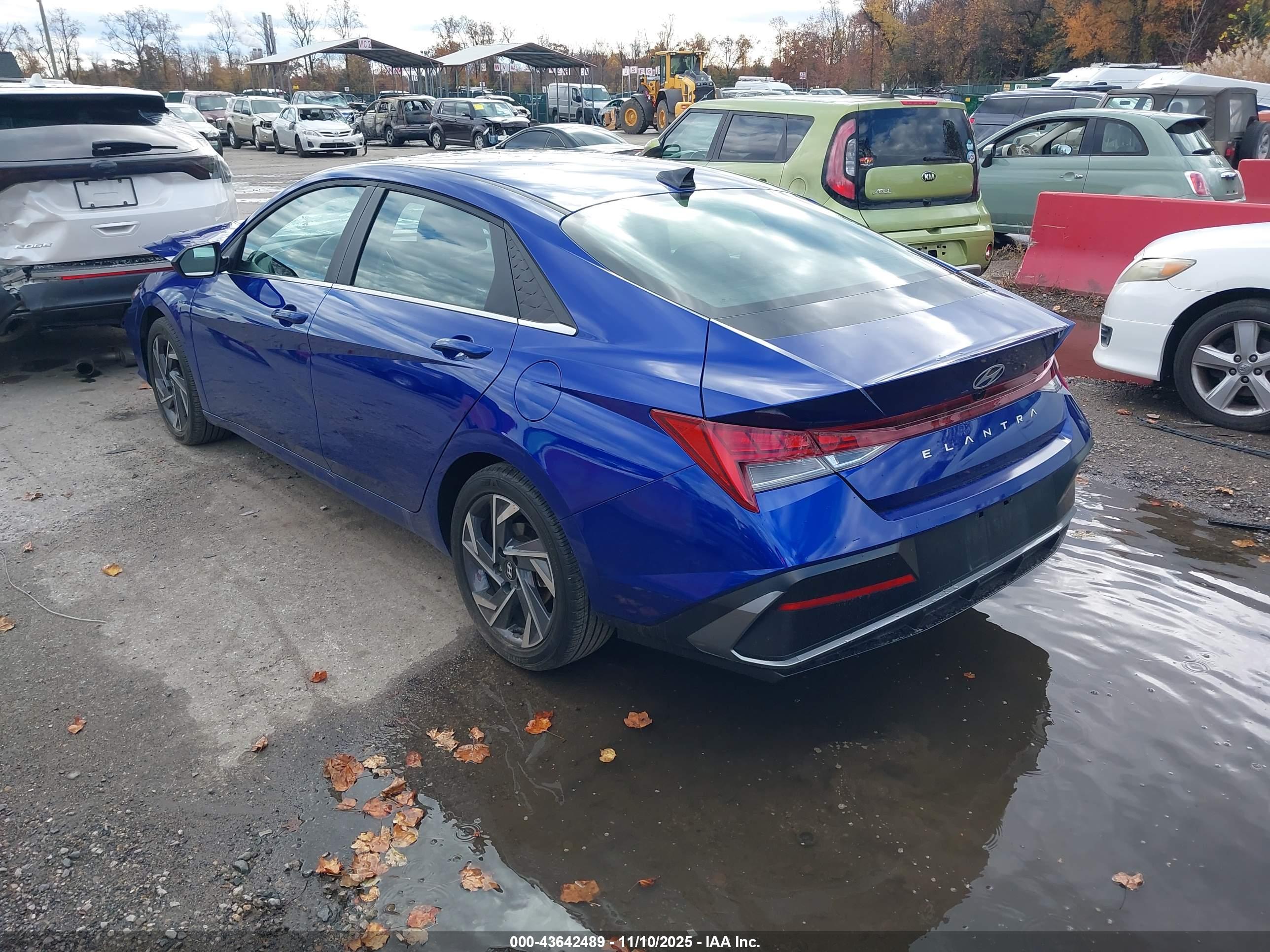HYUNDAI ELANTRA image 3