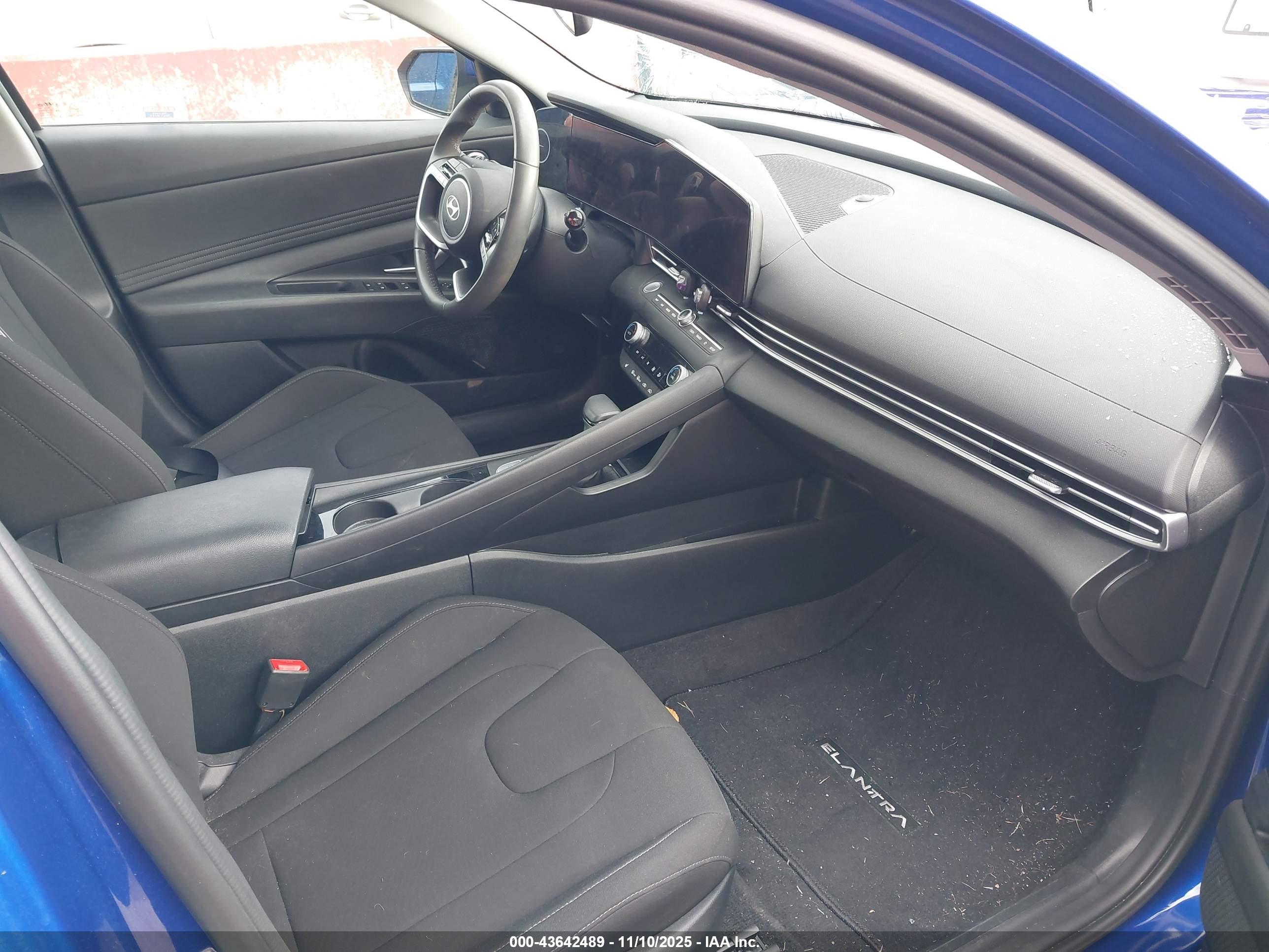 HYUNDAI ELANTRA image 5