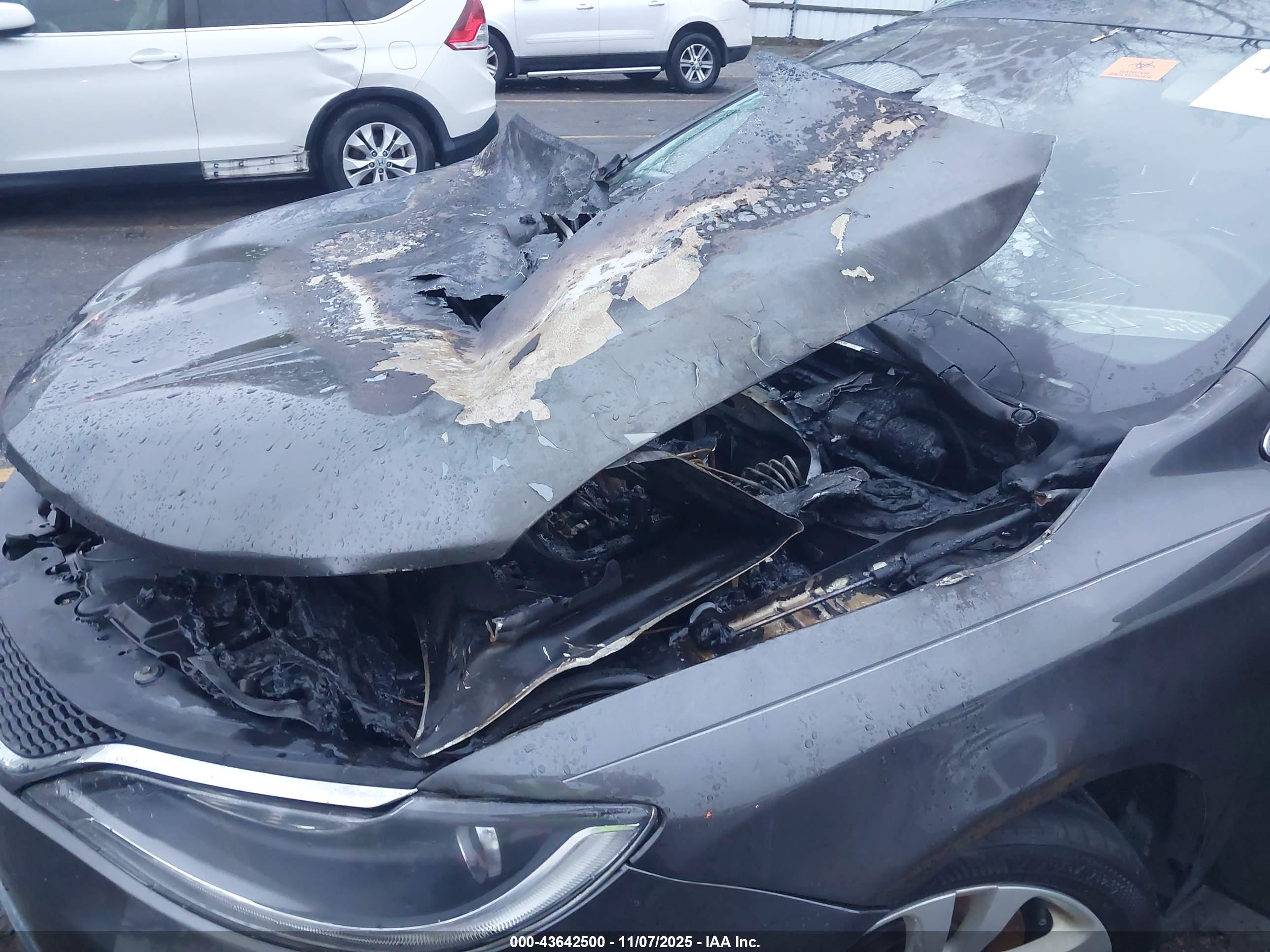 CHRYSLER 200 image 6