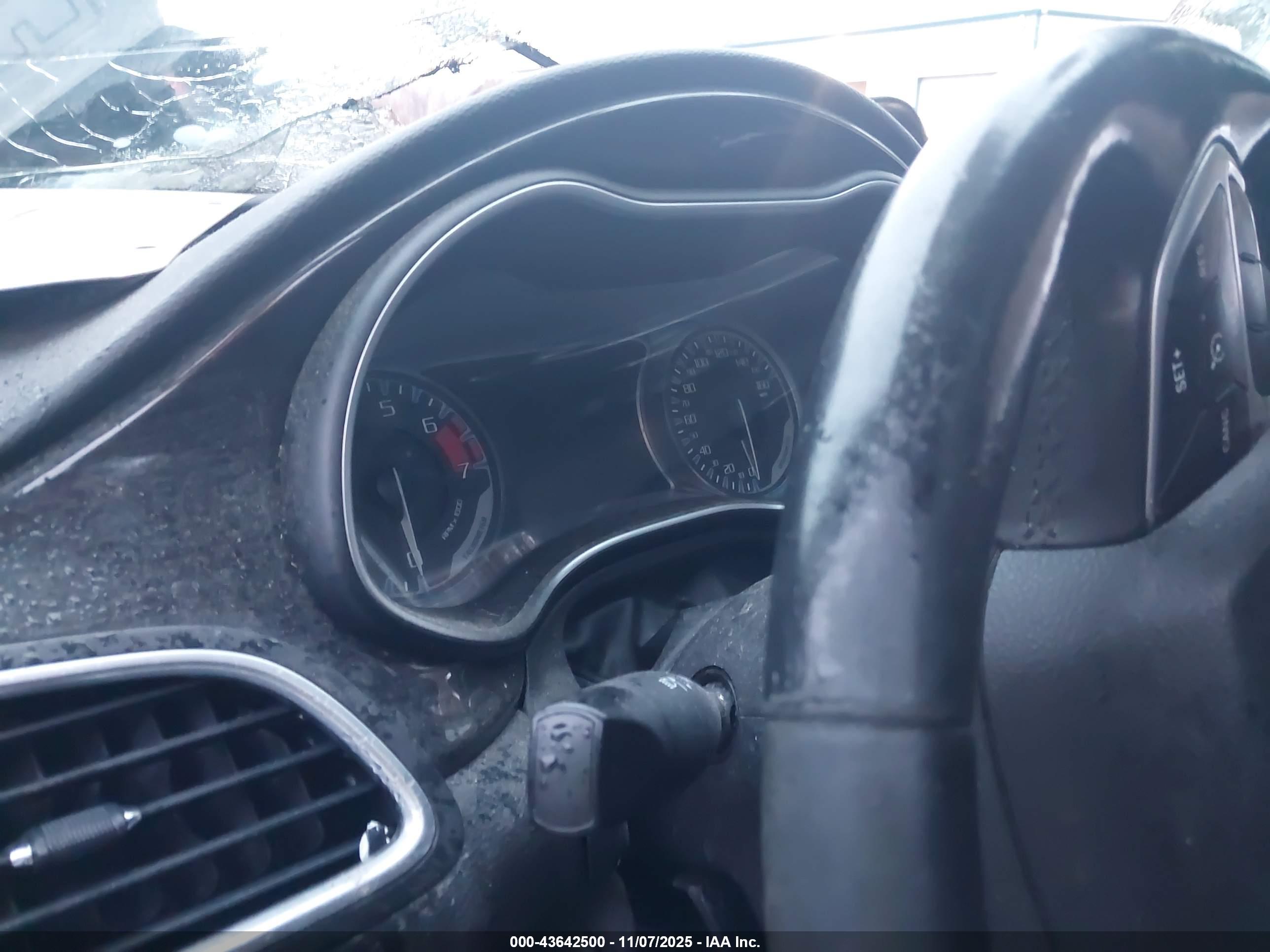 CHRYSLER 200 image 7