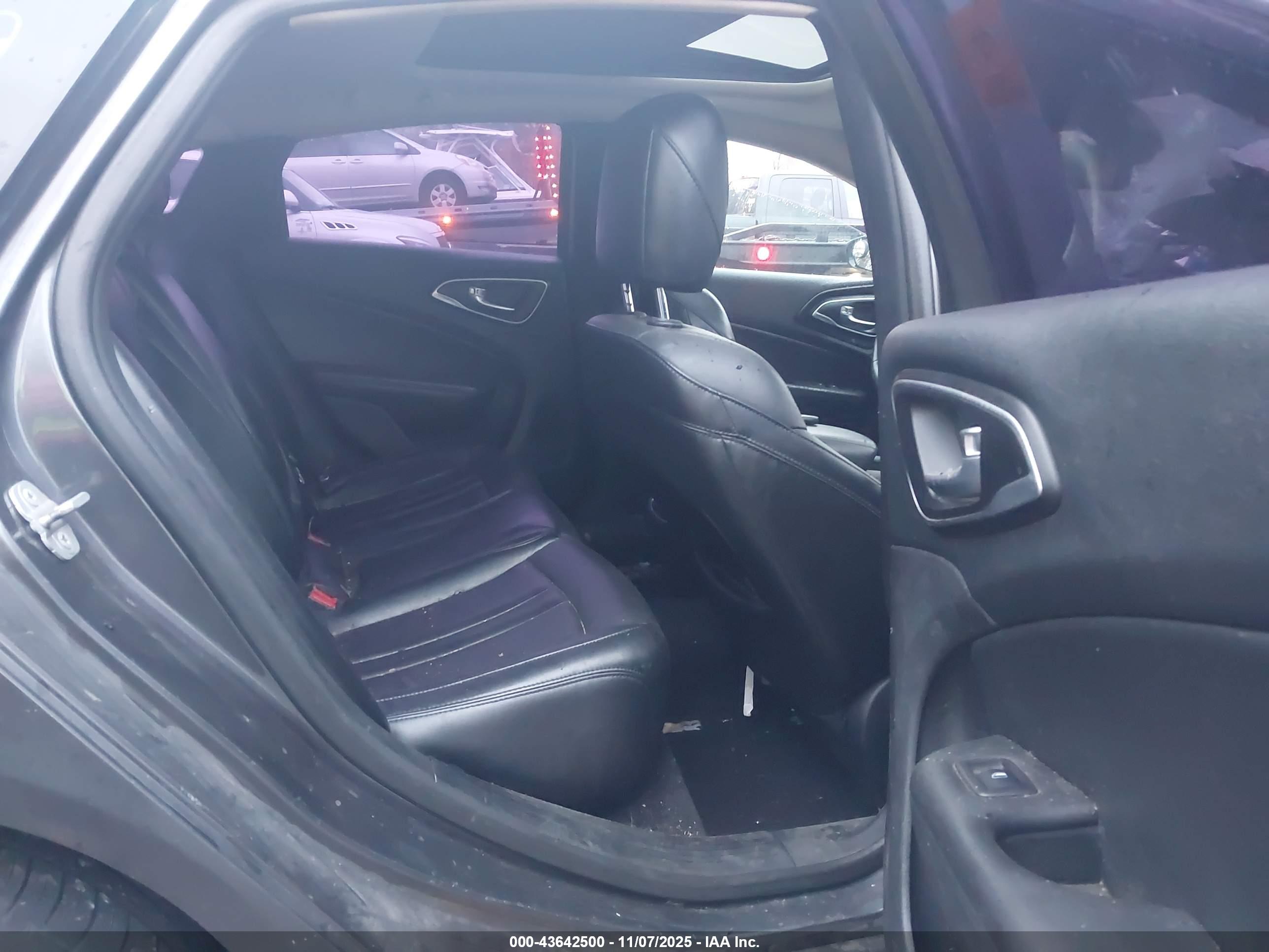 CHRYSLER 200 image 8