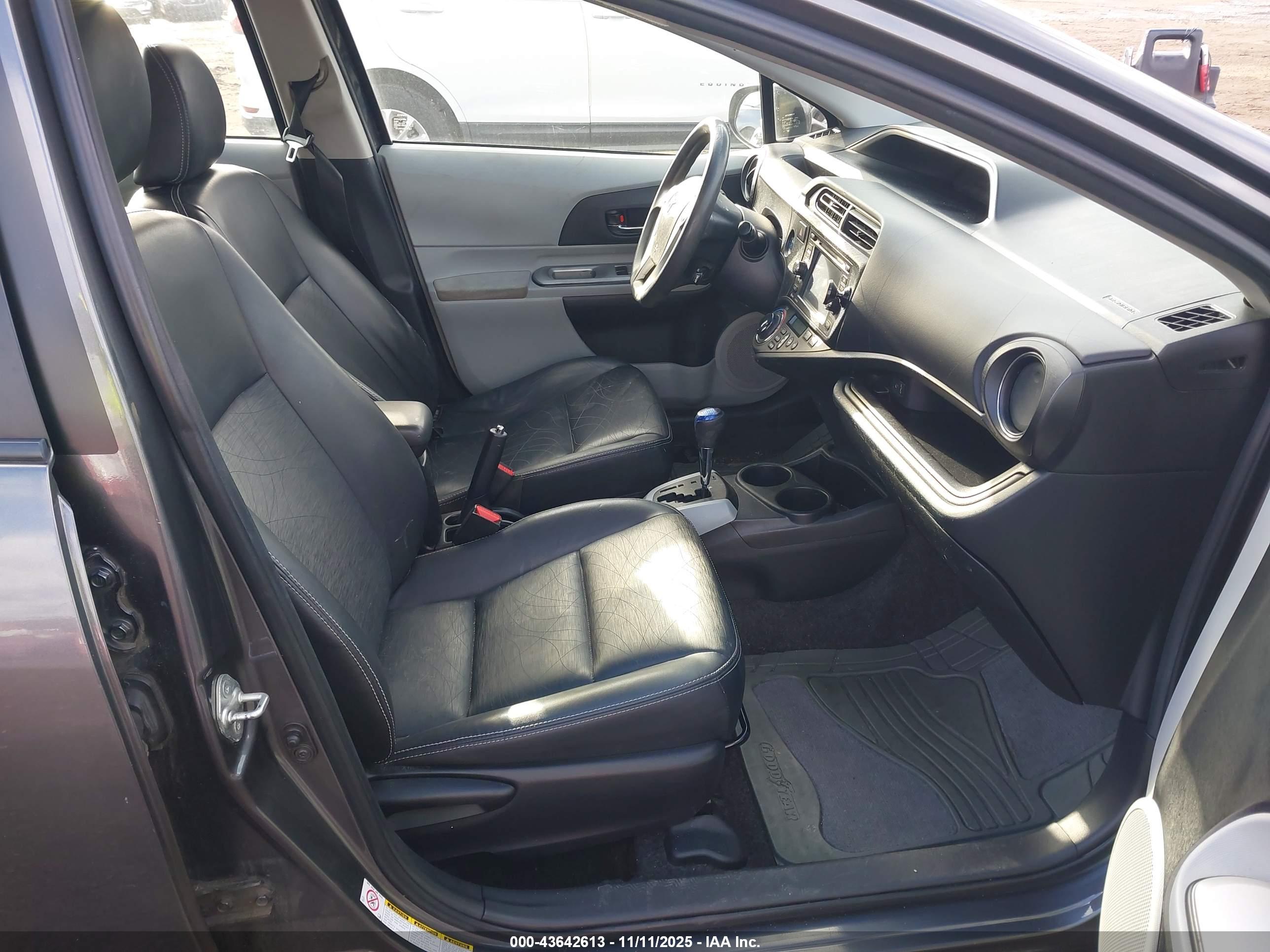 TOYOTA PRIUS image 5