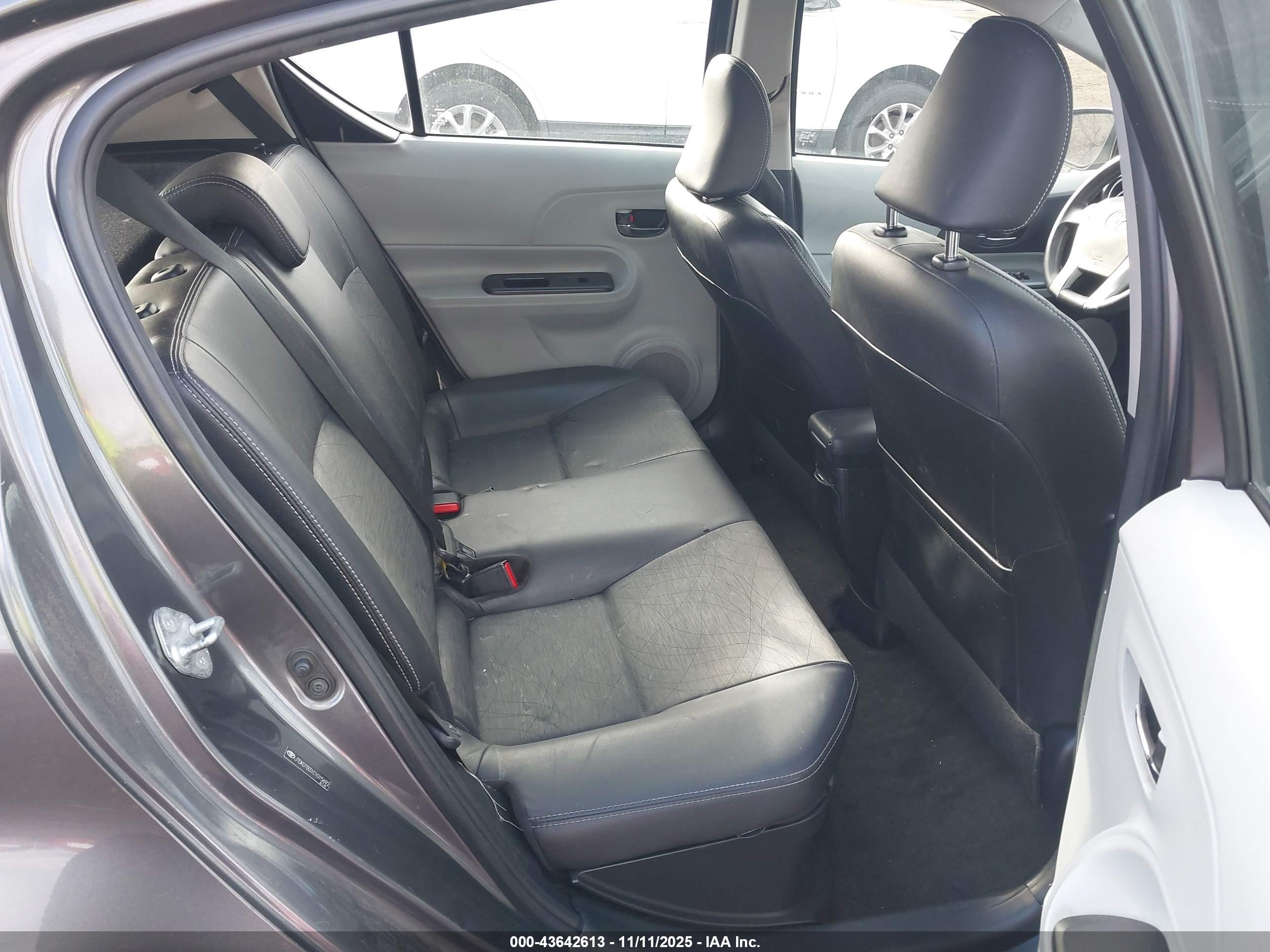 TOYOTA PRIUS image 8