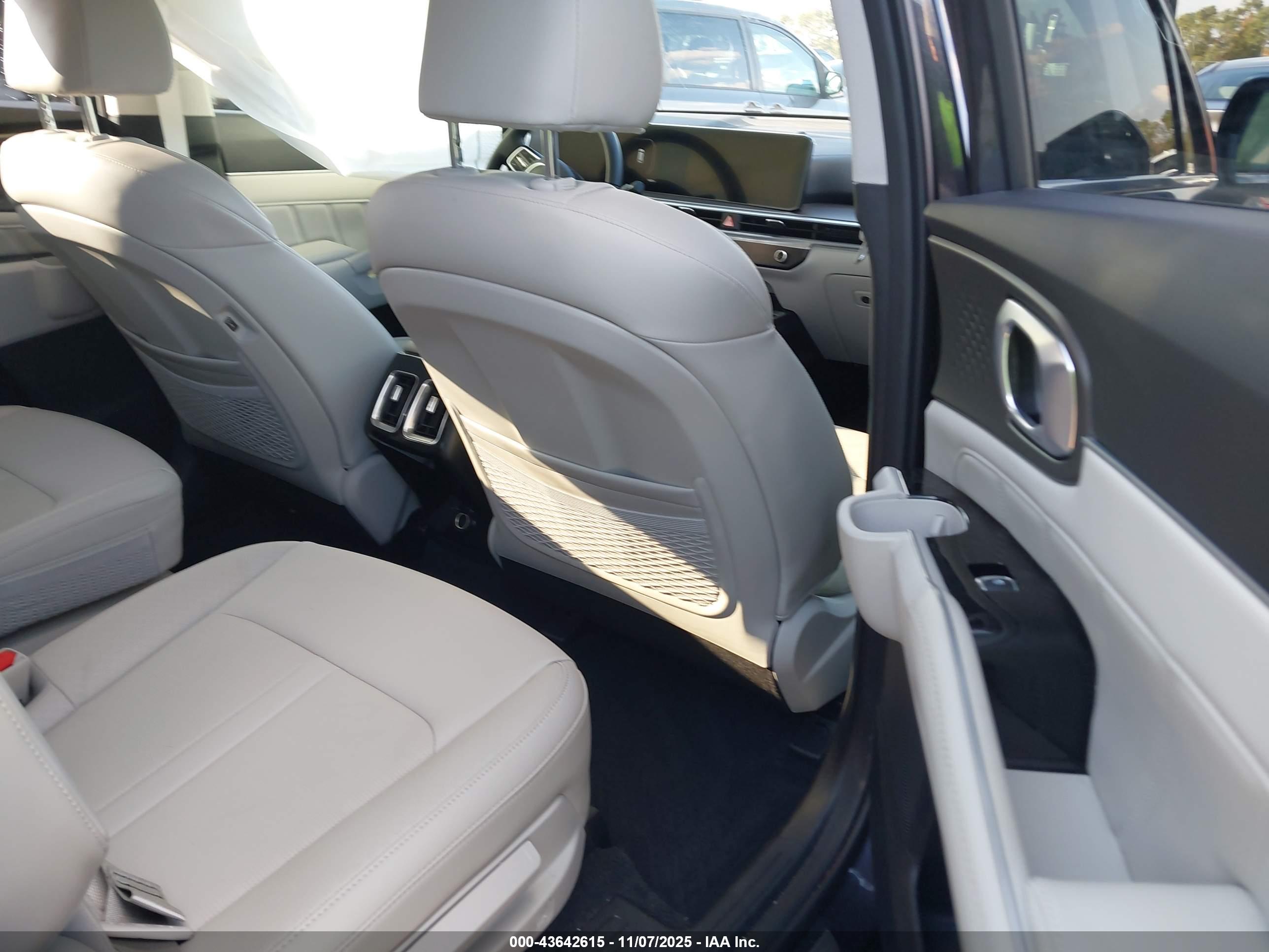 KIA SORENTO image 8