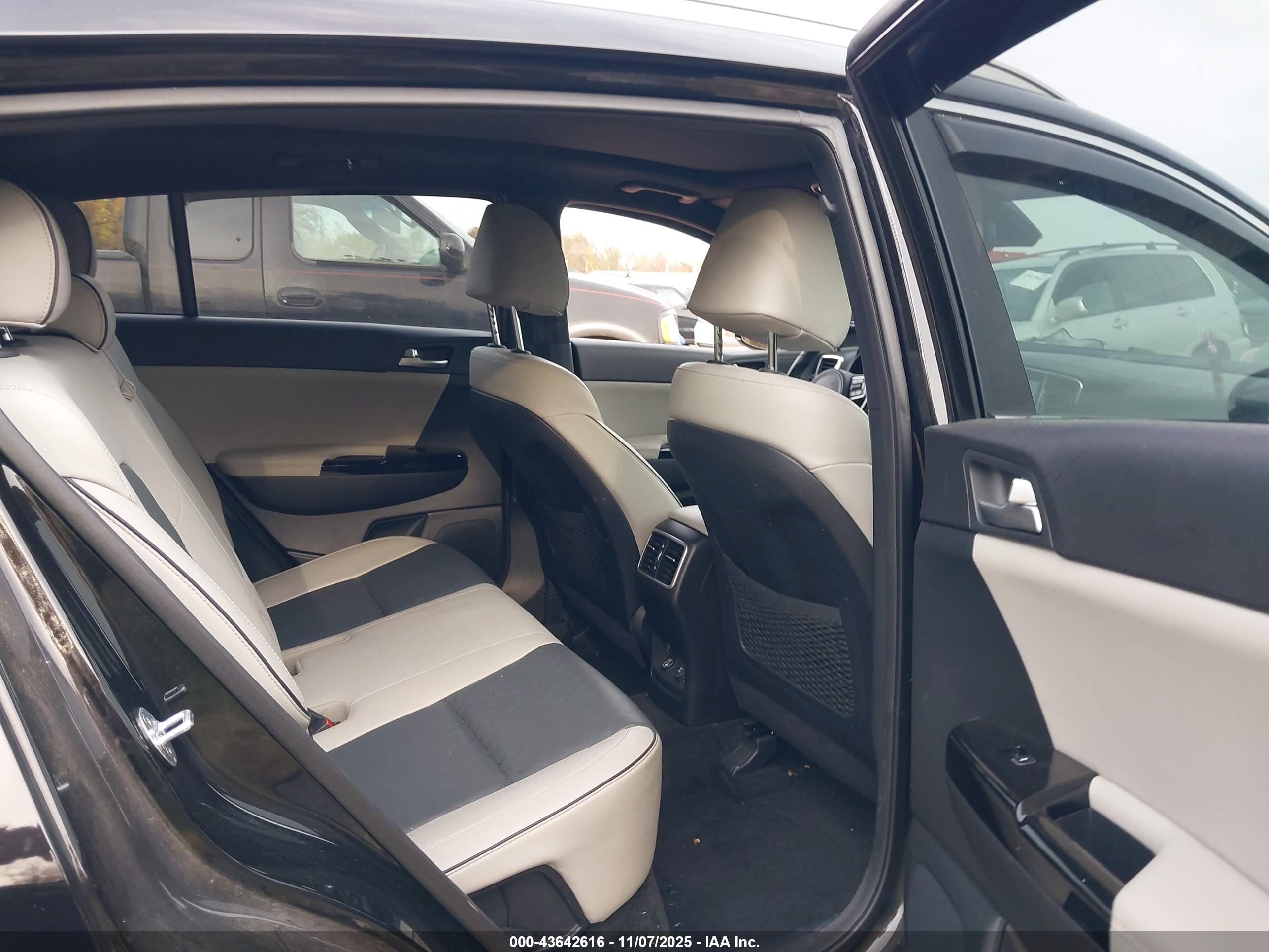 KIA SPORTAGE image 8
