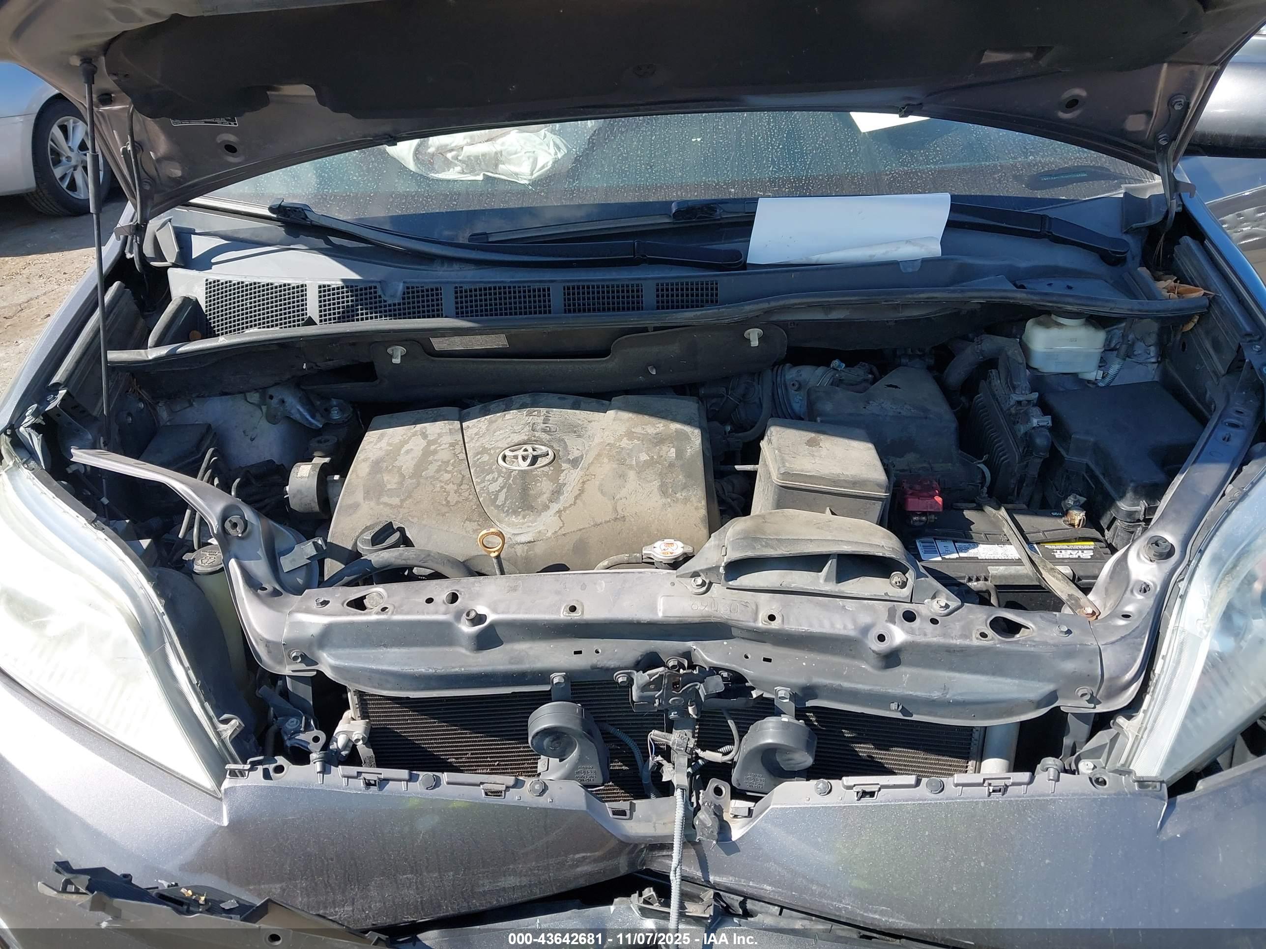 TOYOTA SIENNA image 10