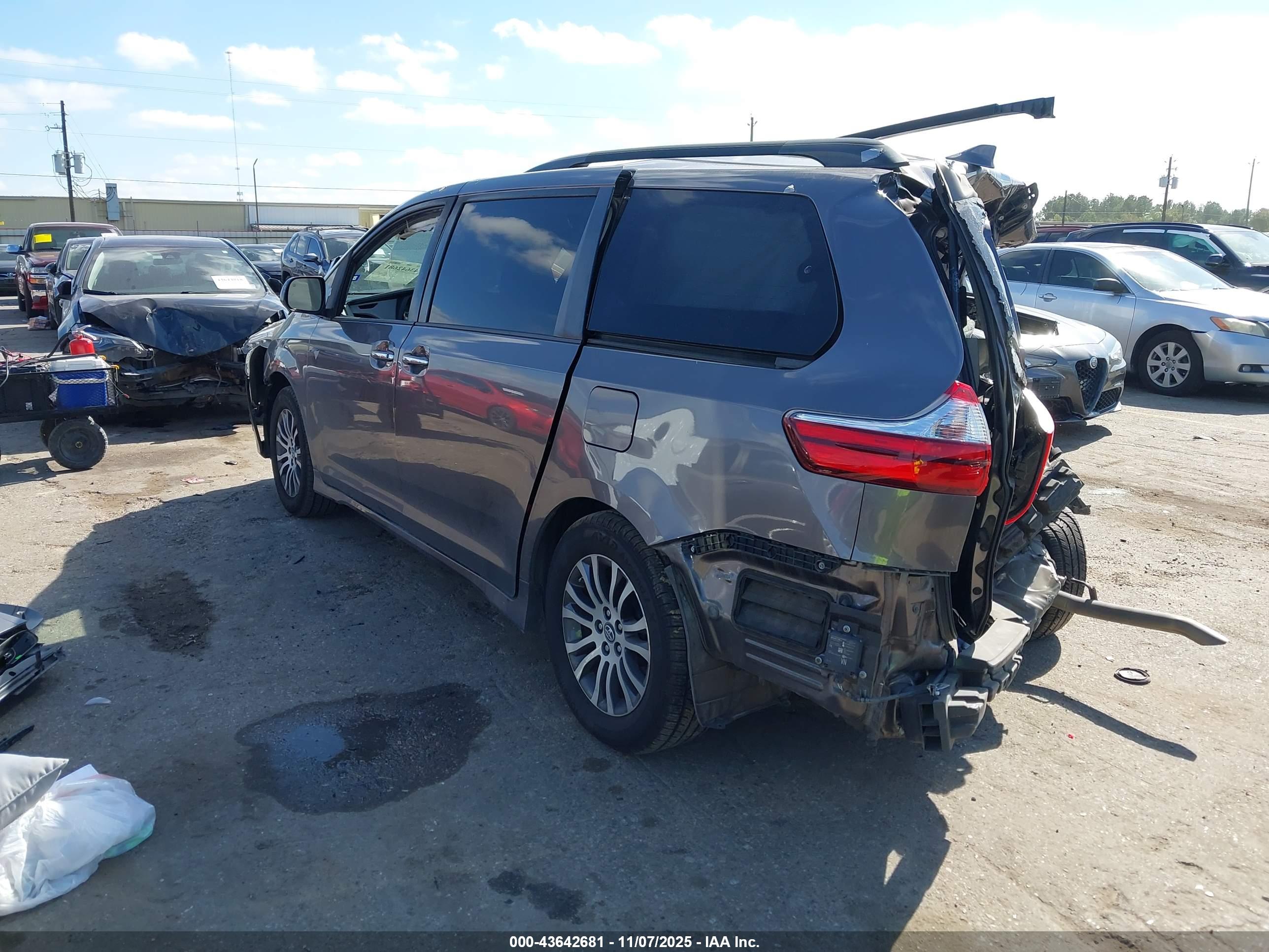 TOYOTA SIENNA image 3