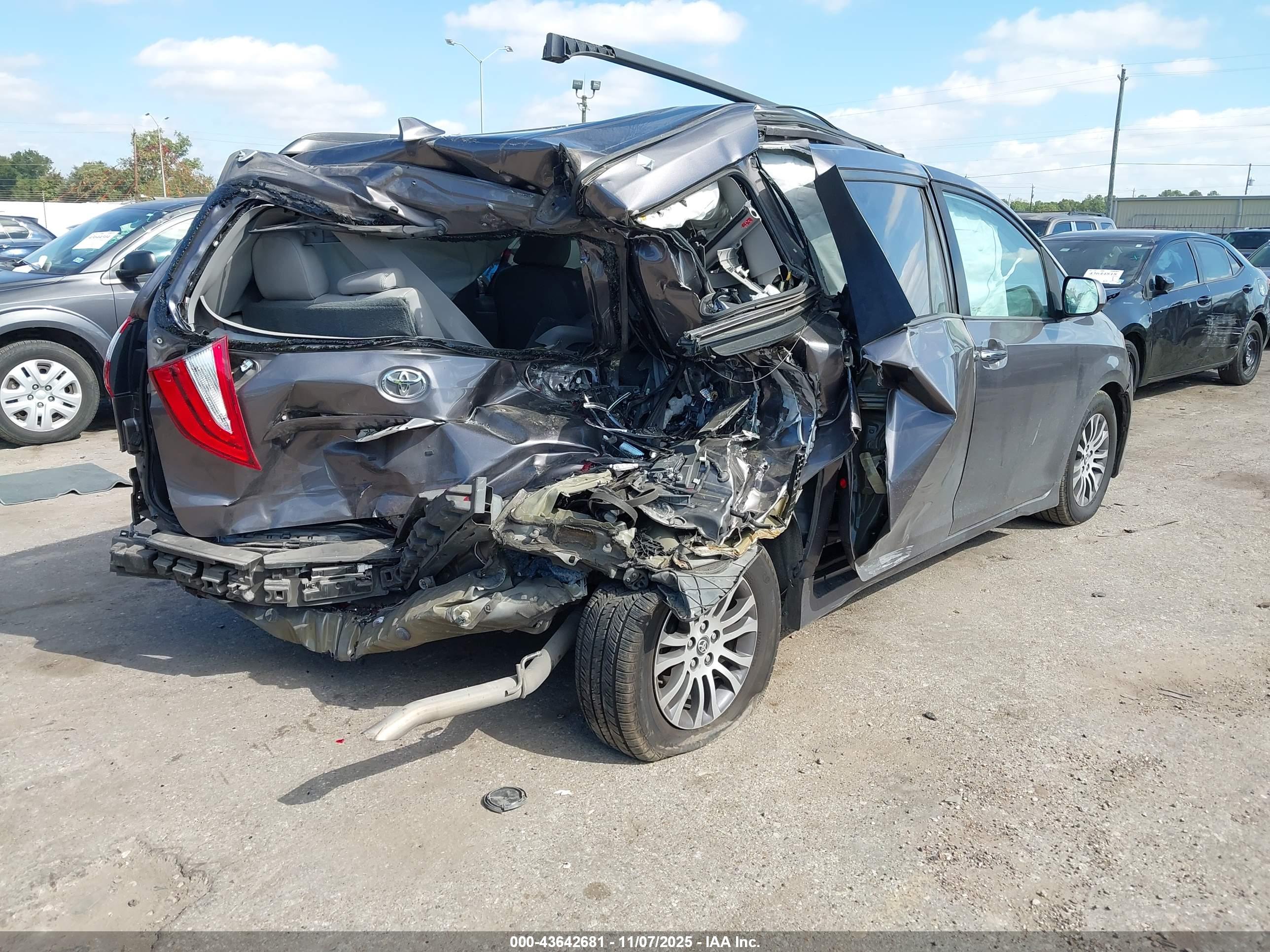 TOYOTA SIENNA image 4