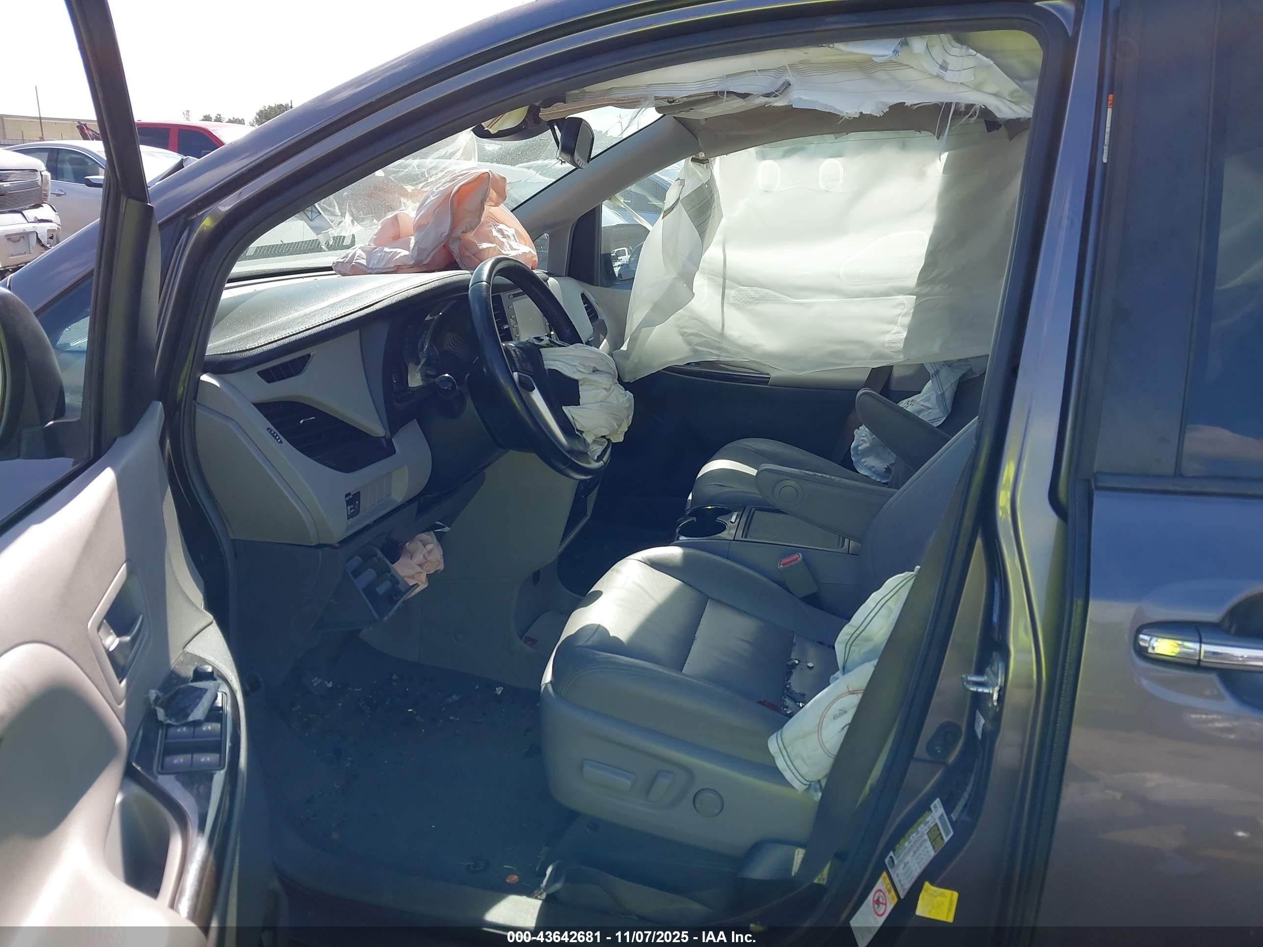 TOYOTA SIENNA image 5