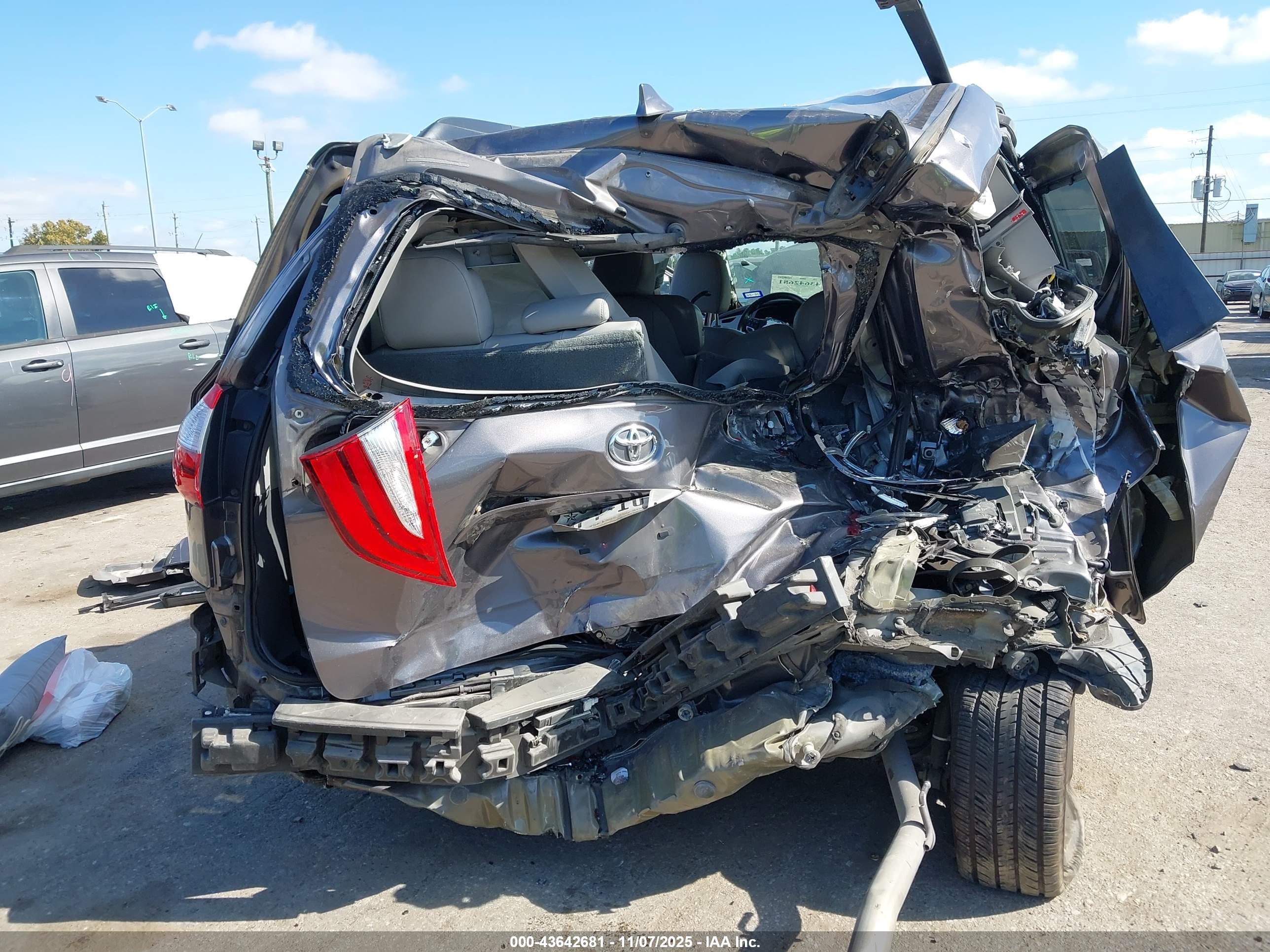 TOYOTA SIENNA image 6