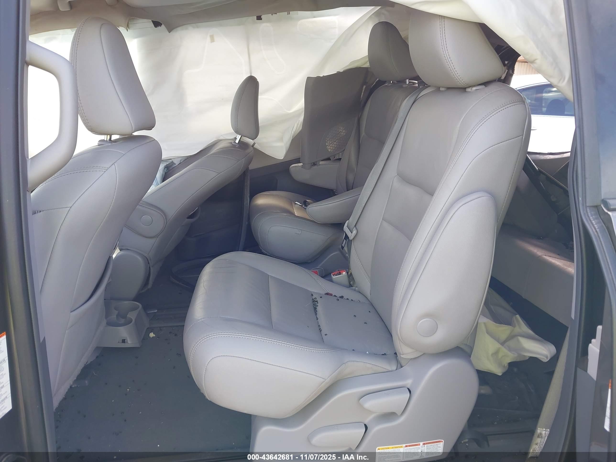 TOYOTA SIENNA image 8