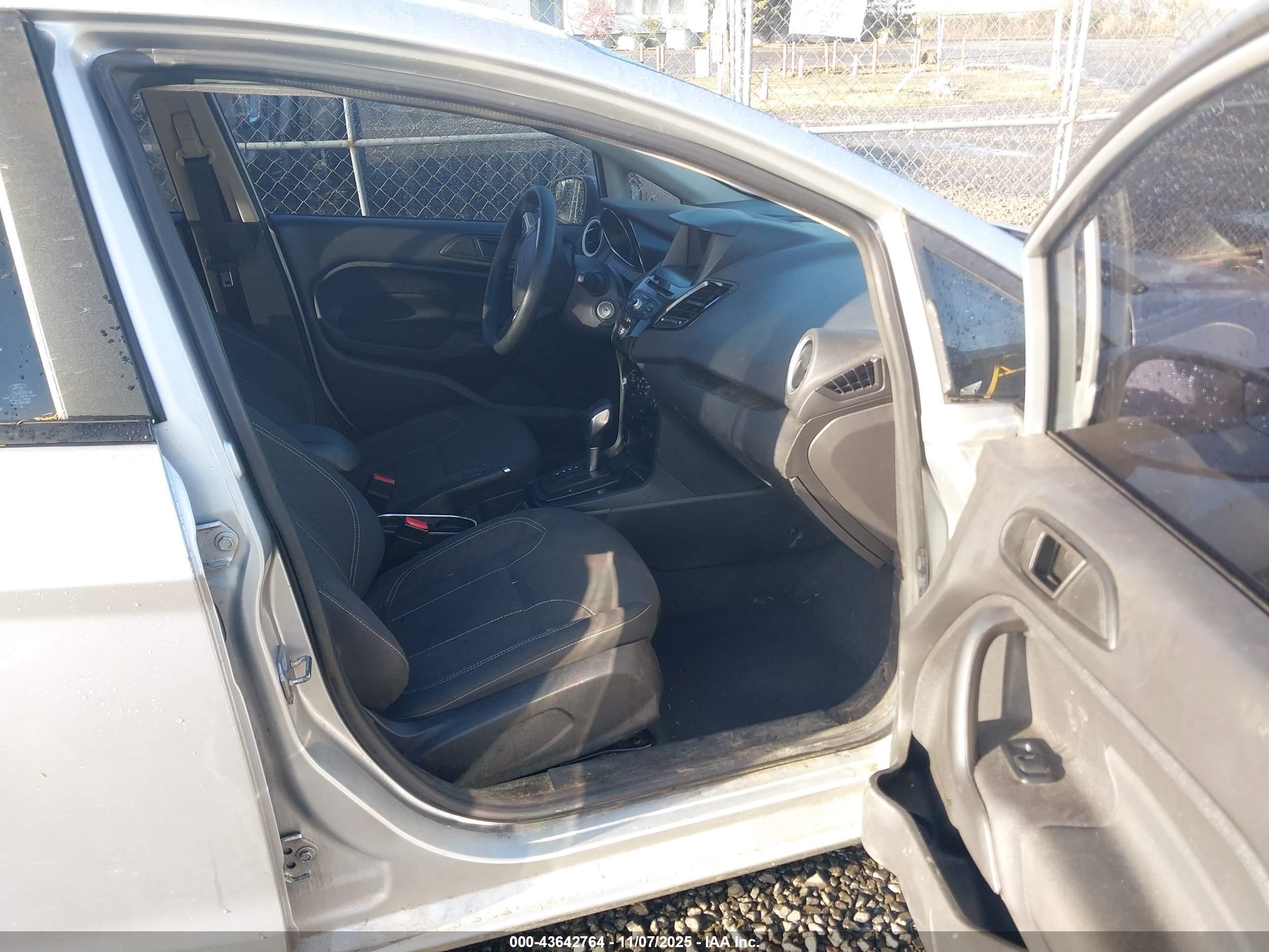 FORD FIESTA image 5