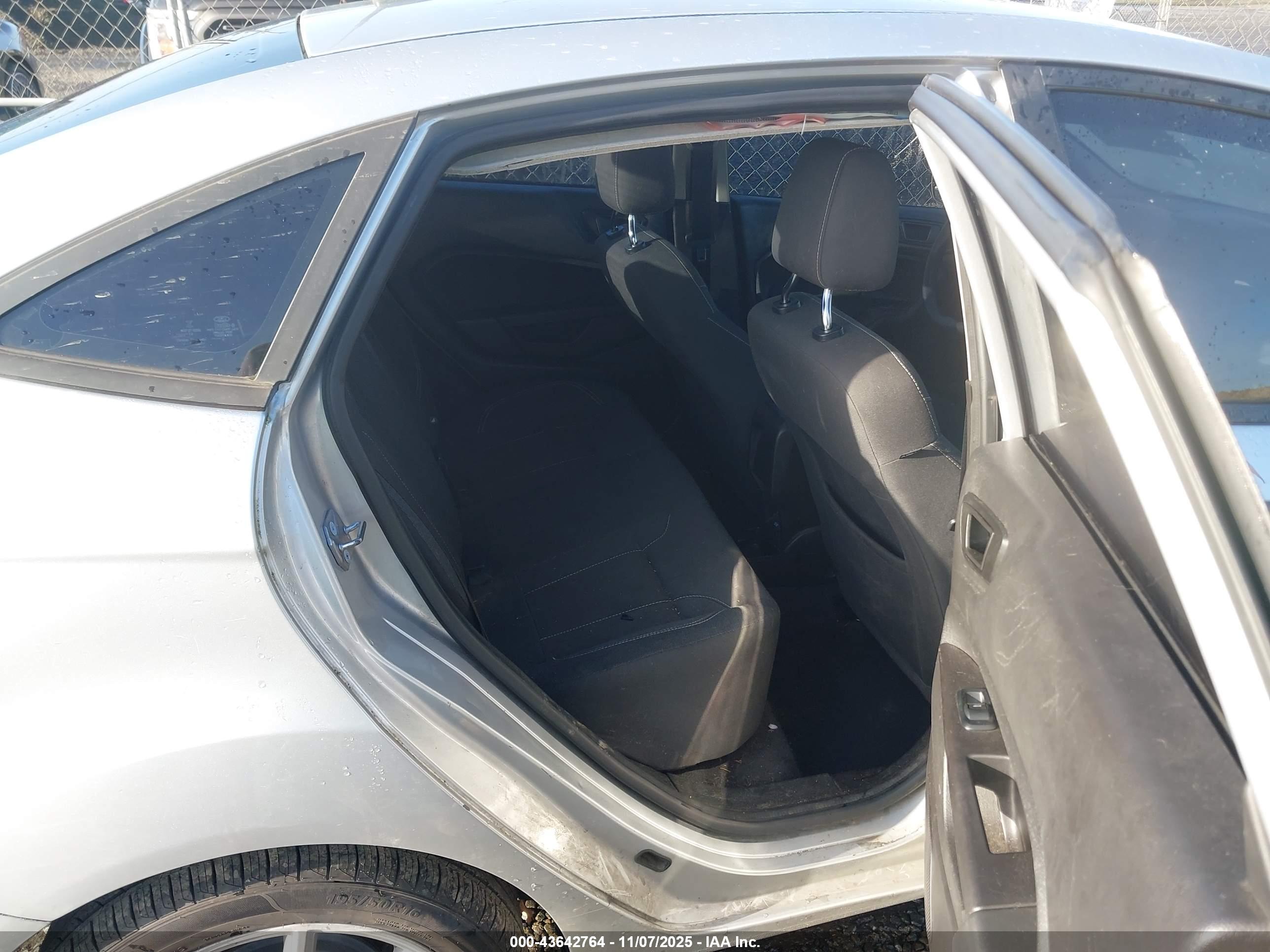 FORD FIESTA image 8