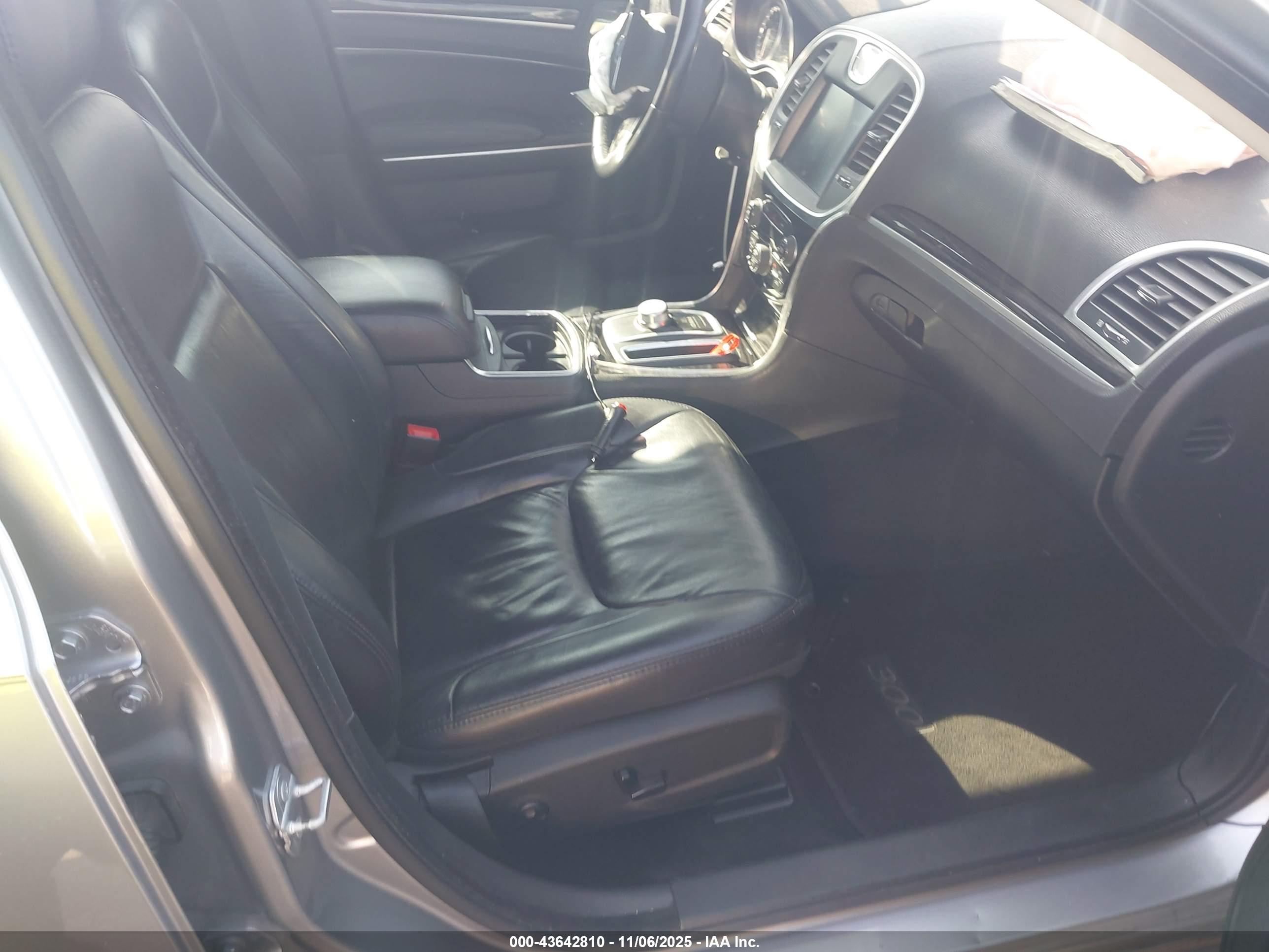 CHRYSLER 300 image 5