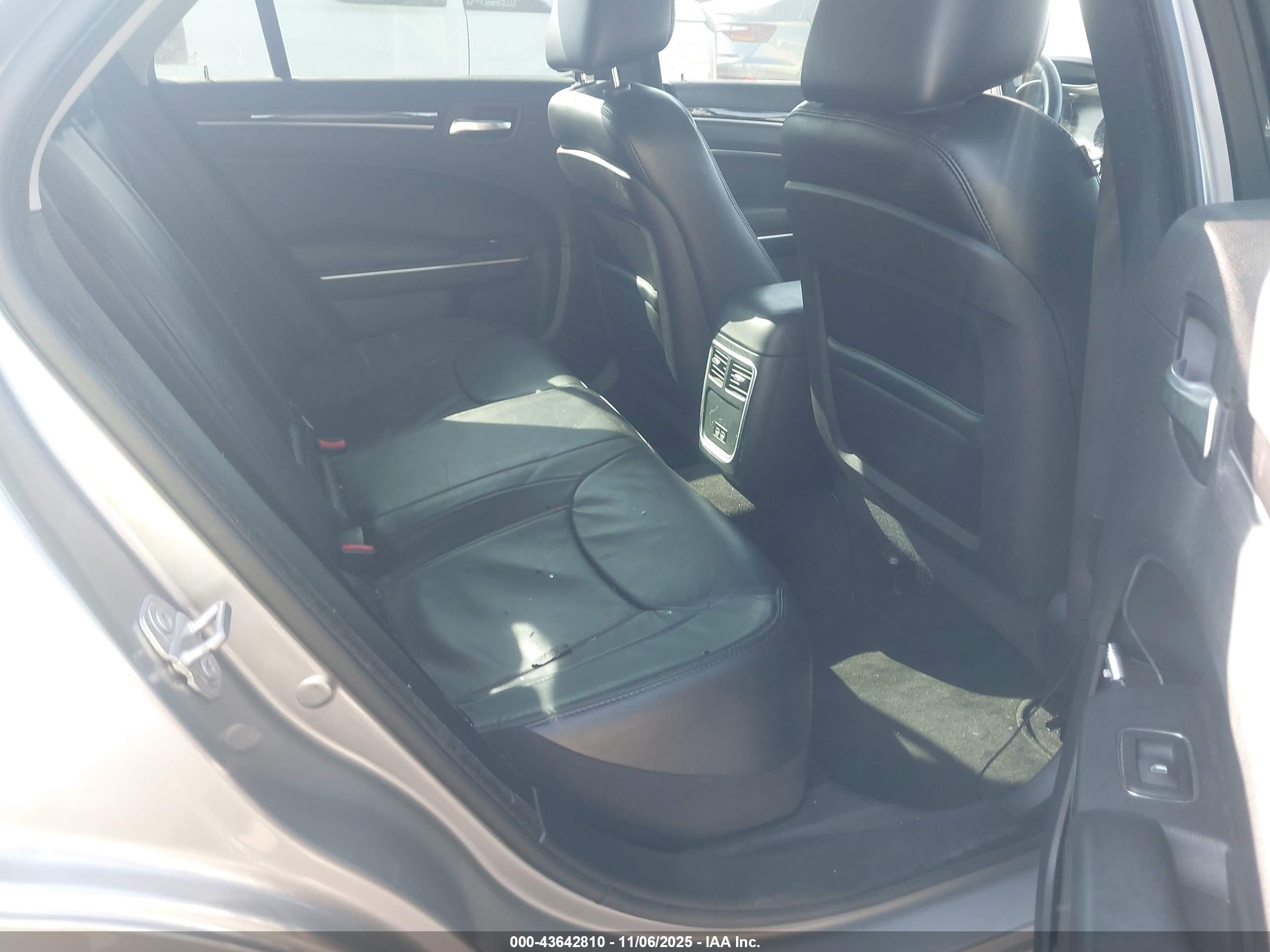 CHRYSLER 300 image 8