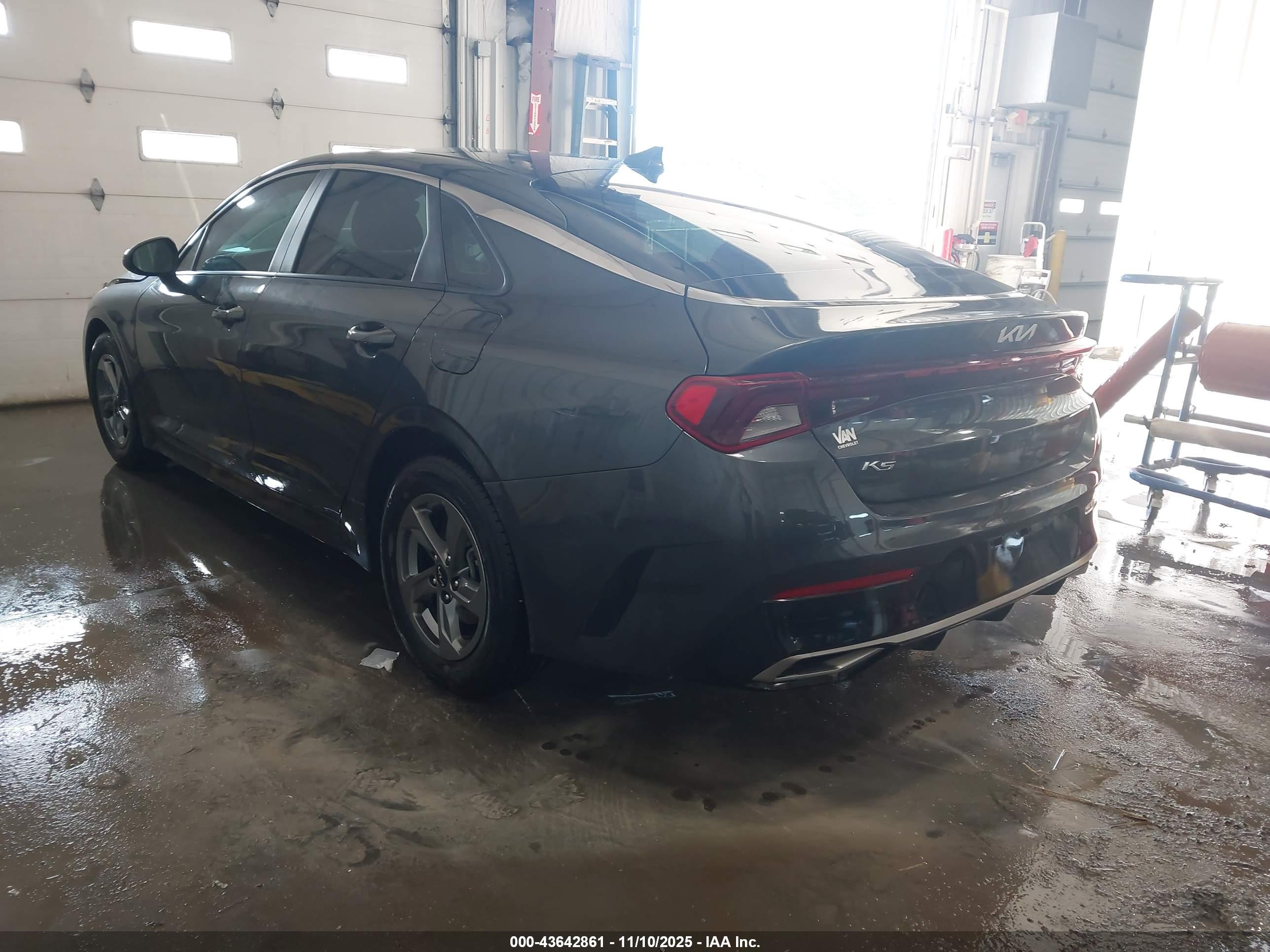 KIA K5 image 3