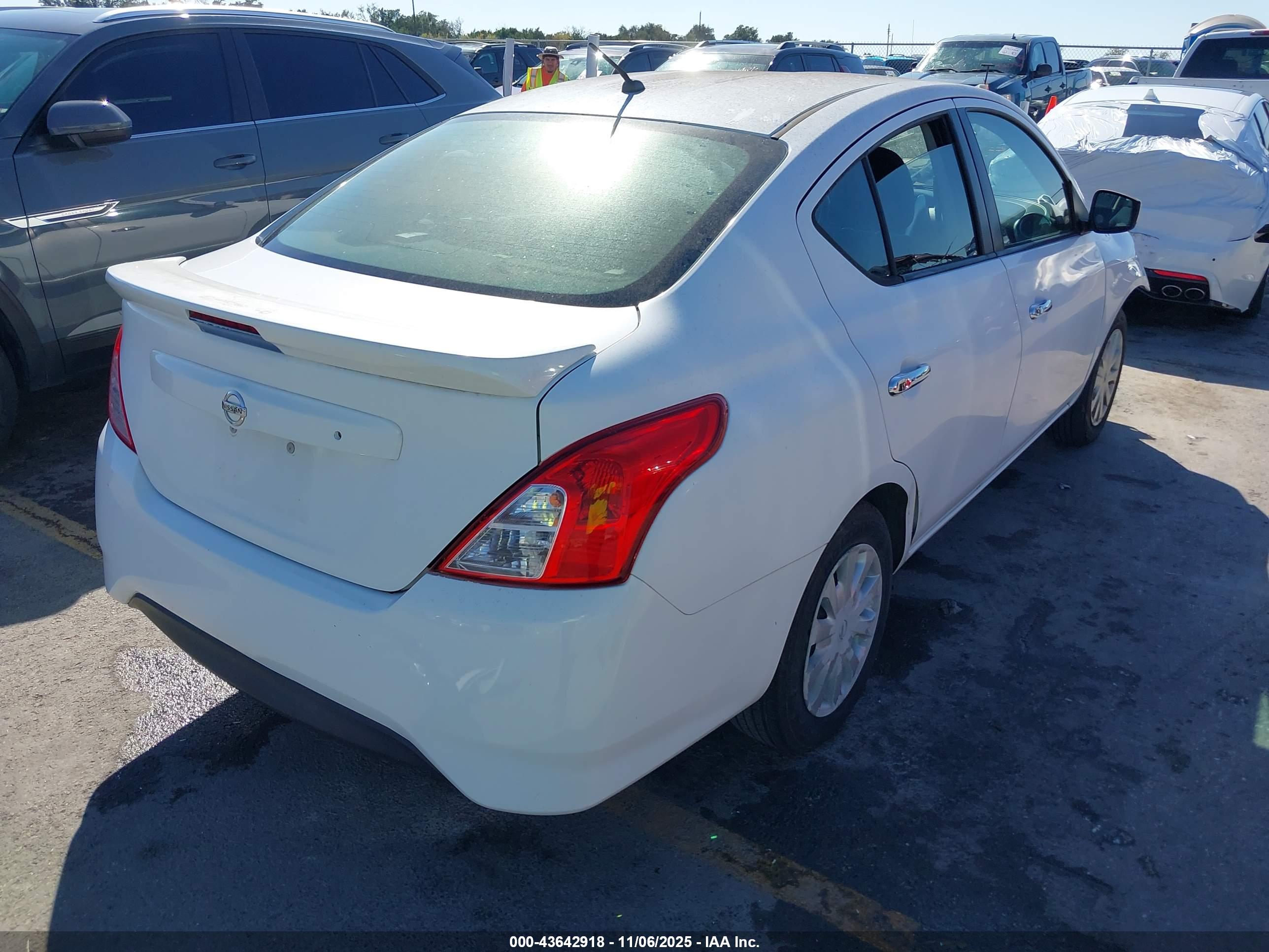 NISSAN VERSA image 4