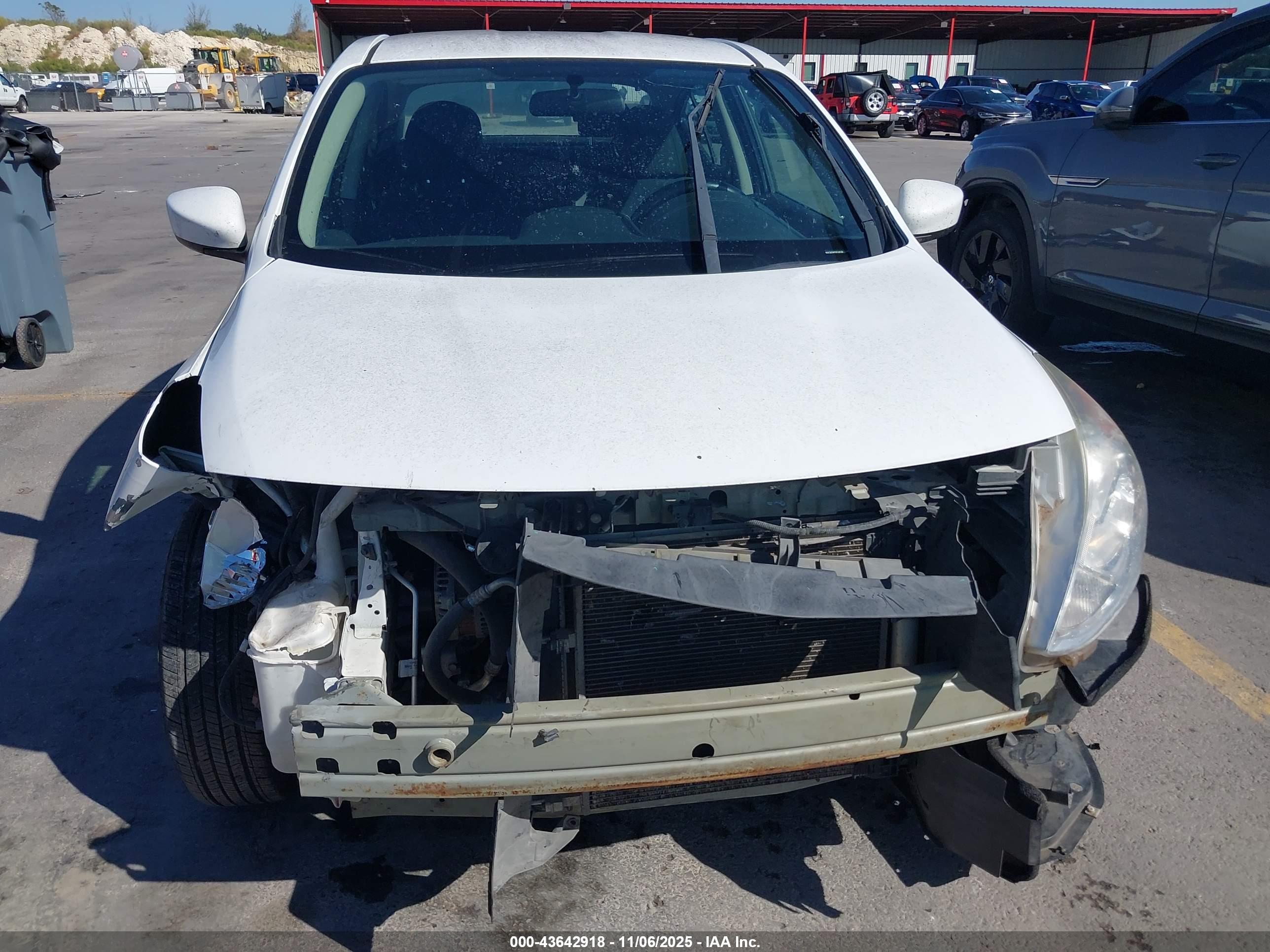 NISSAN VERSA image 6