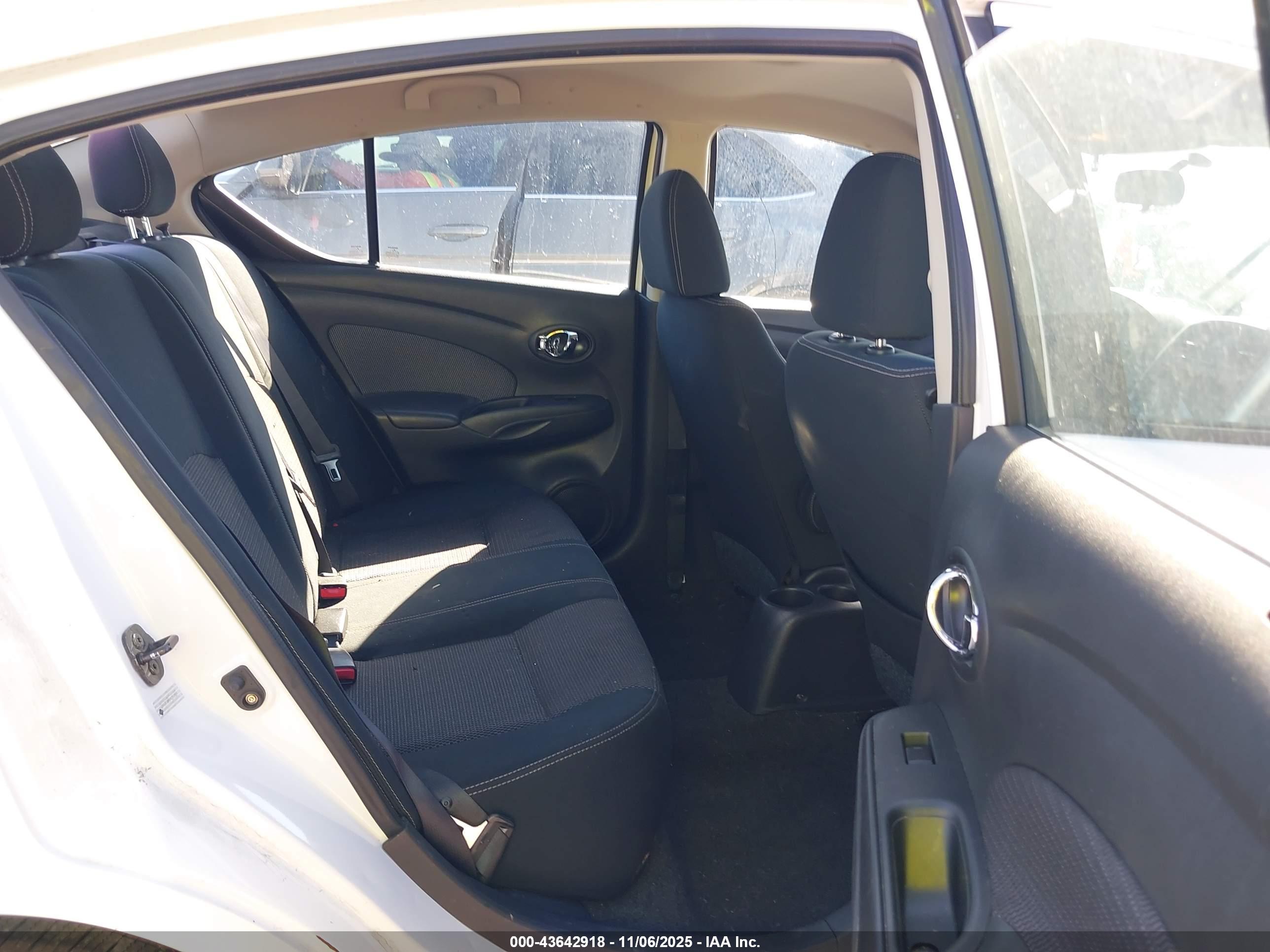 NISSAN VERSA image 8
