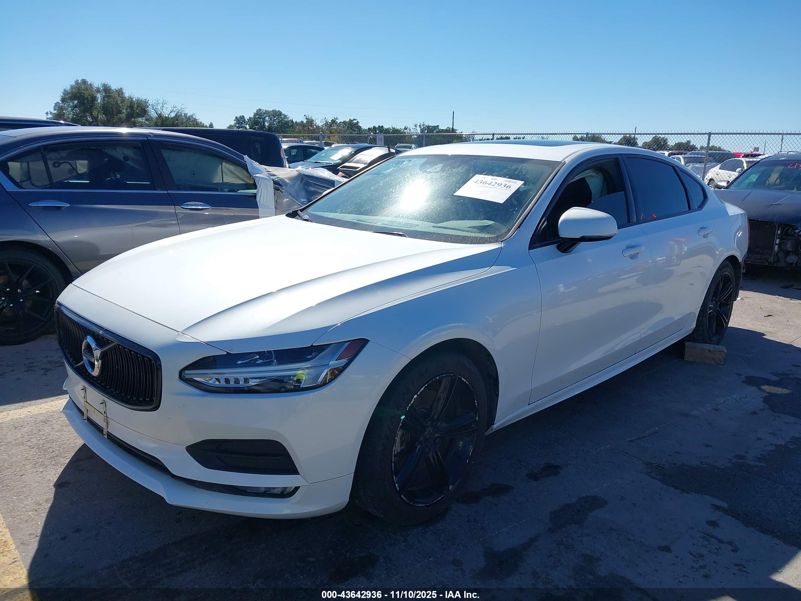 VOLVO S90 image 2