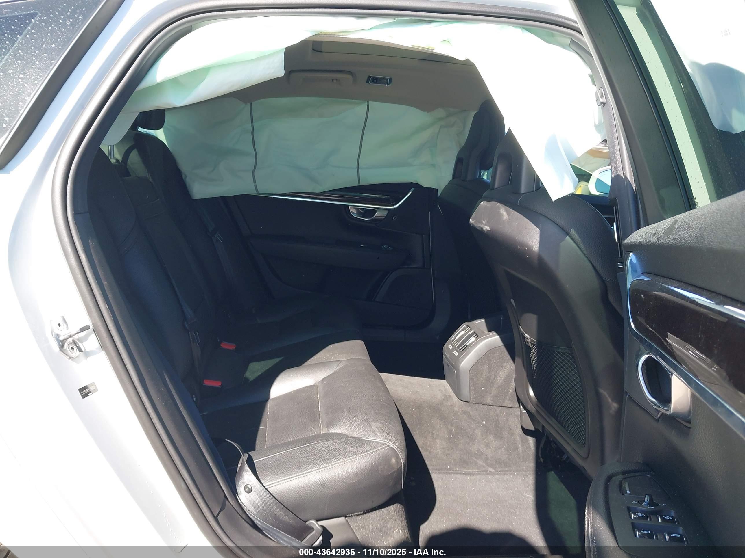 VOLVO S90 image 8