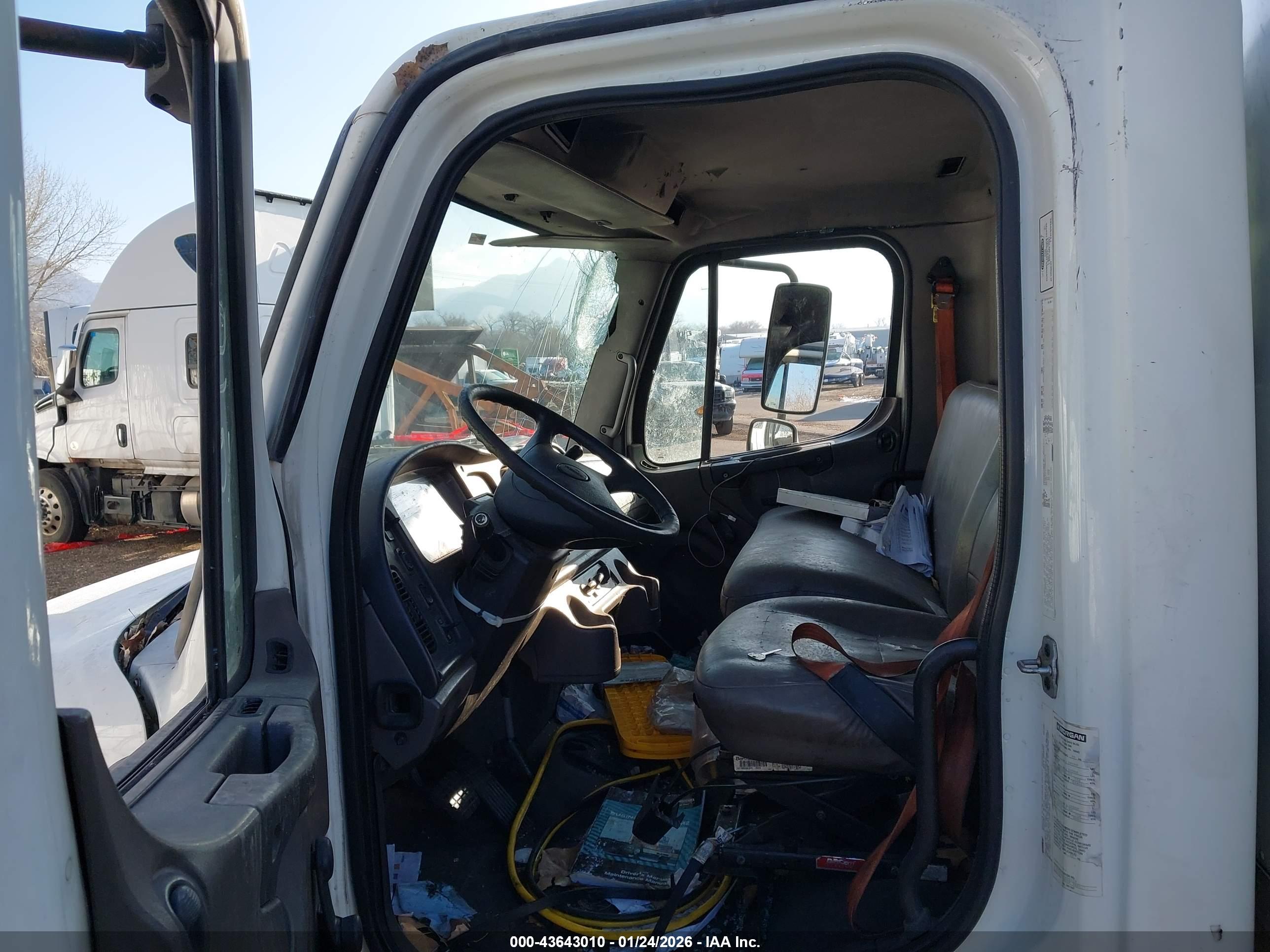 FREIGHTLINER M2 image 5
