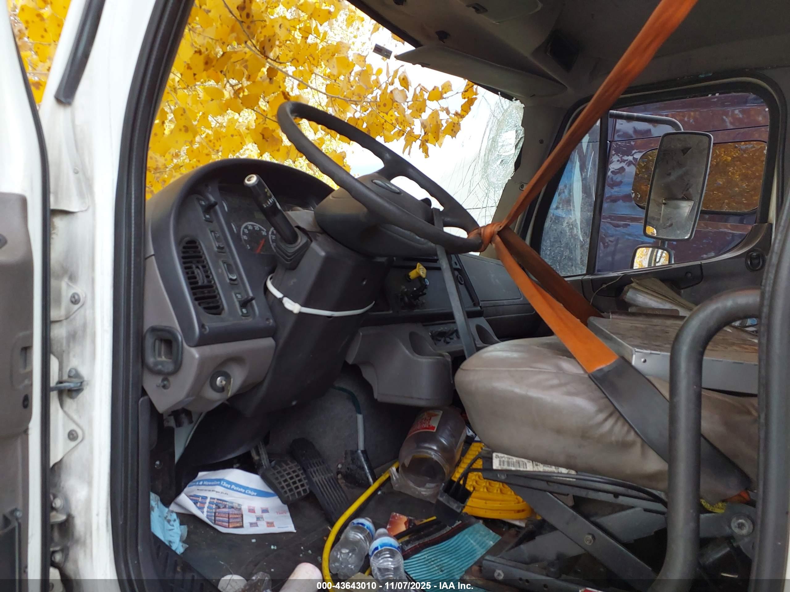 FREIGHTLINER M2 image 7