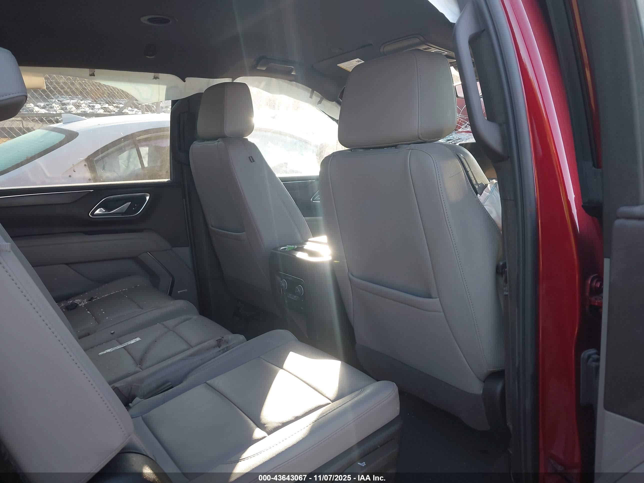 CHEVROLET SUBURBAN image 8