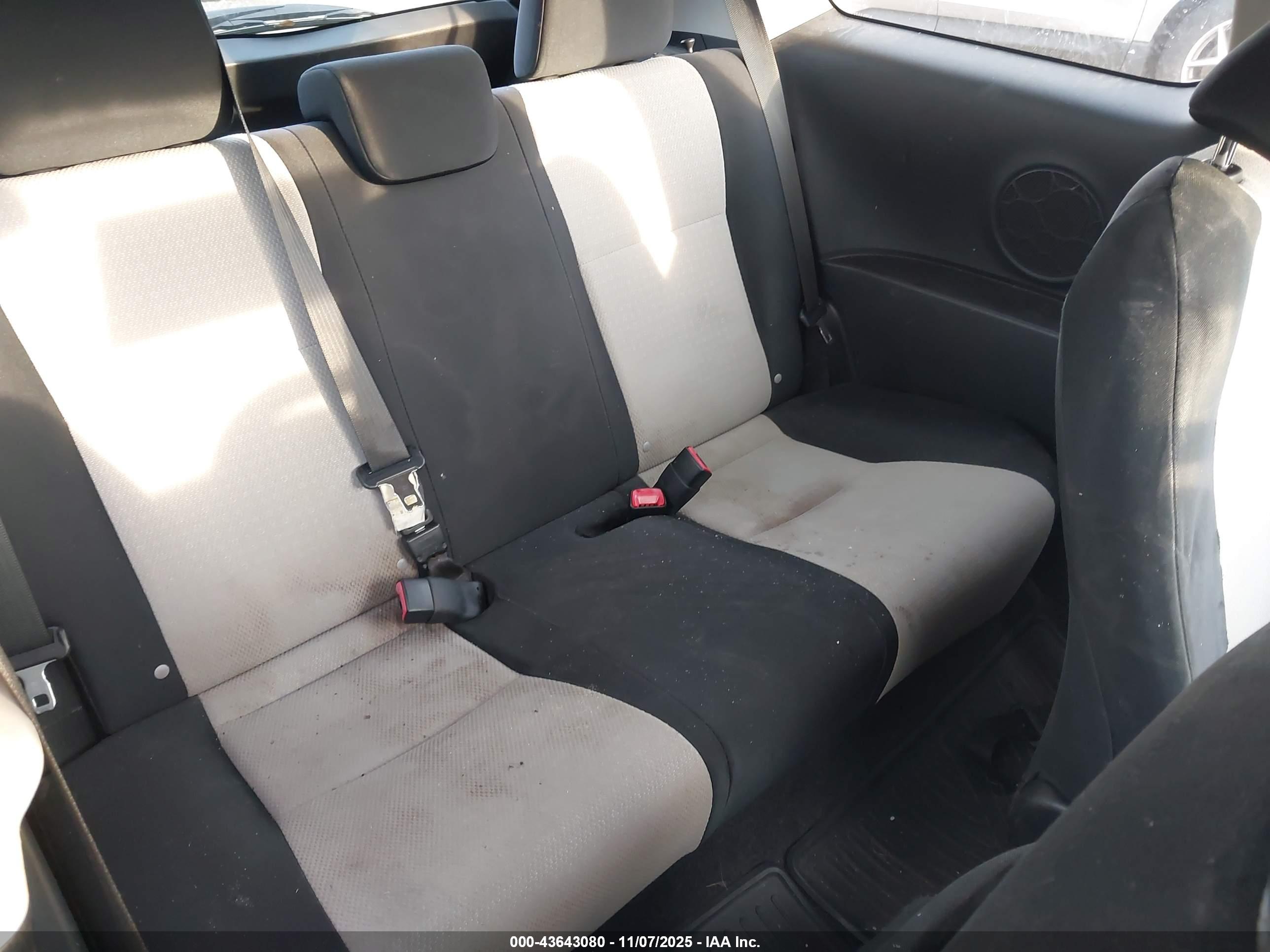 TOYOTA YARIS image 8