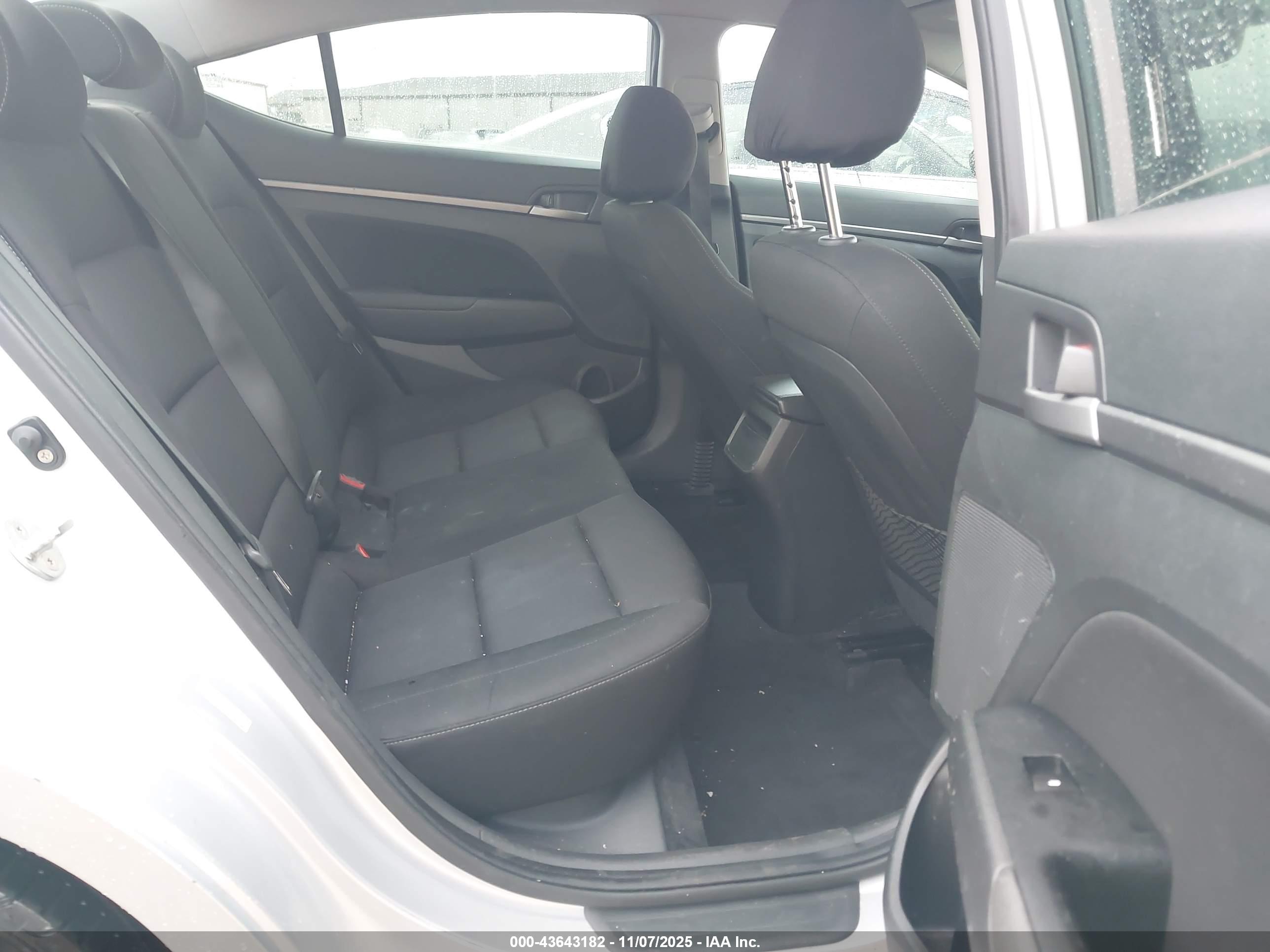 HYUNDAI ELANTRA image 8